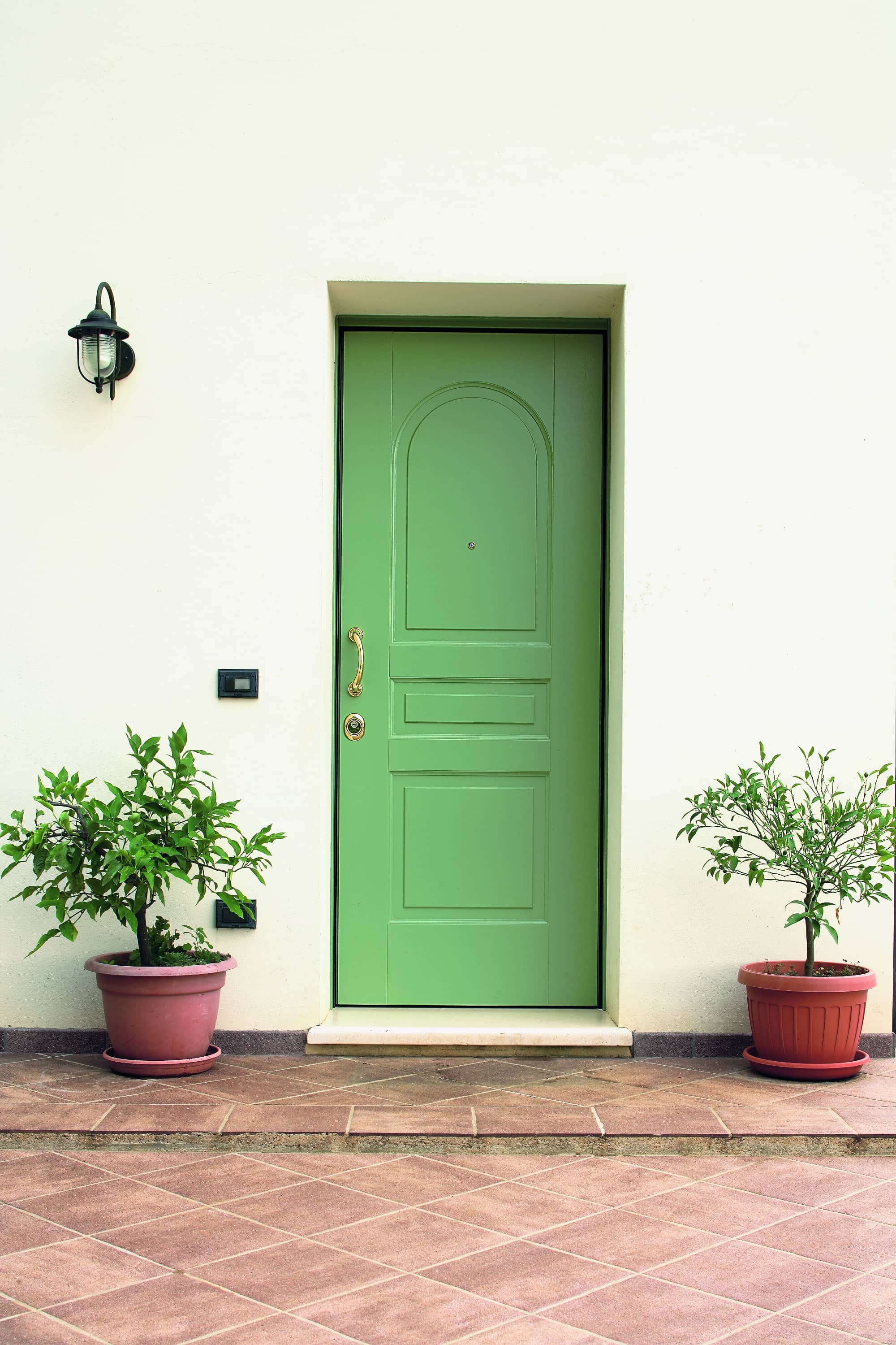 Зеленые двери в интерьере.