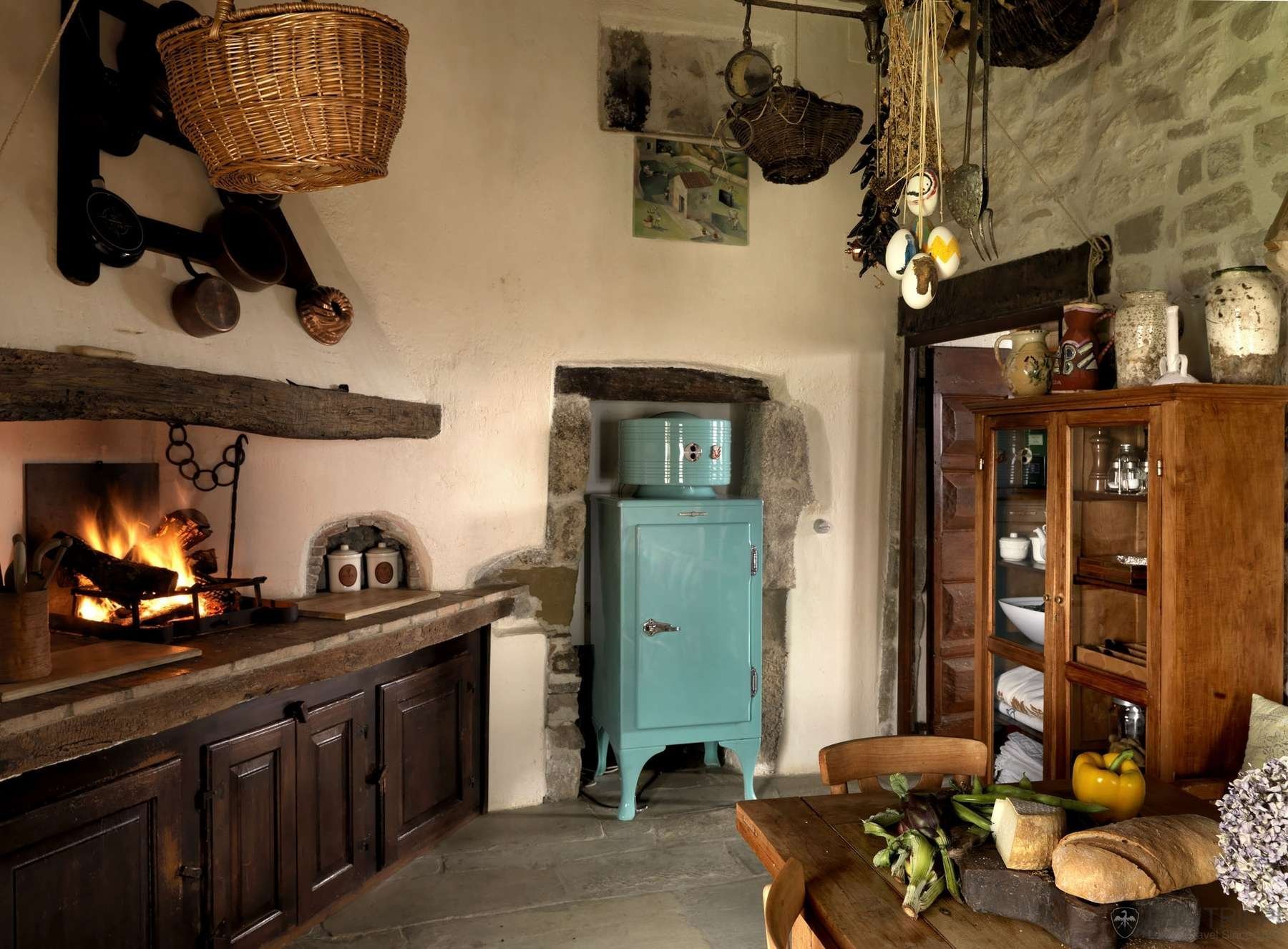 Фото старых интерьеров. Старонемецкий стиль интерьер. Интерьер в старинном стиле. Кухня в старинном стиле. Итальянский деревенский стиль в интерьере.