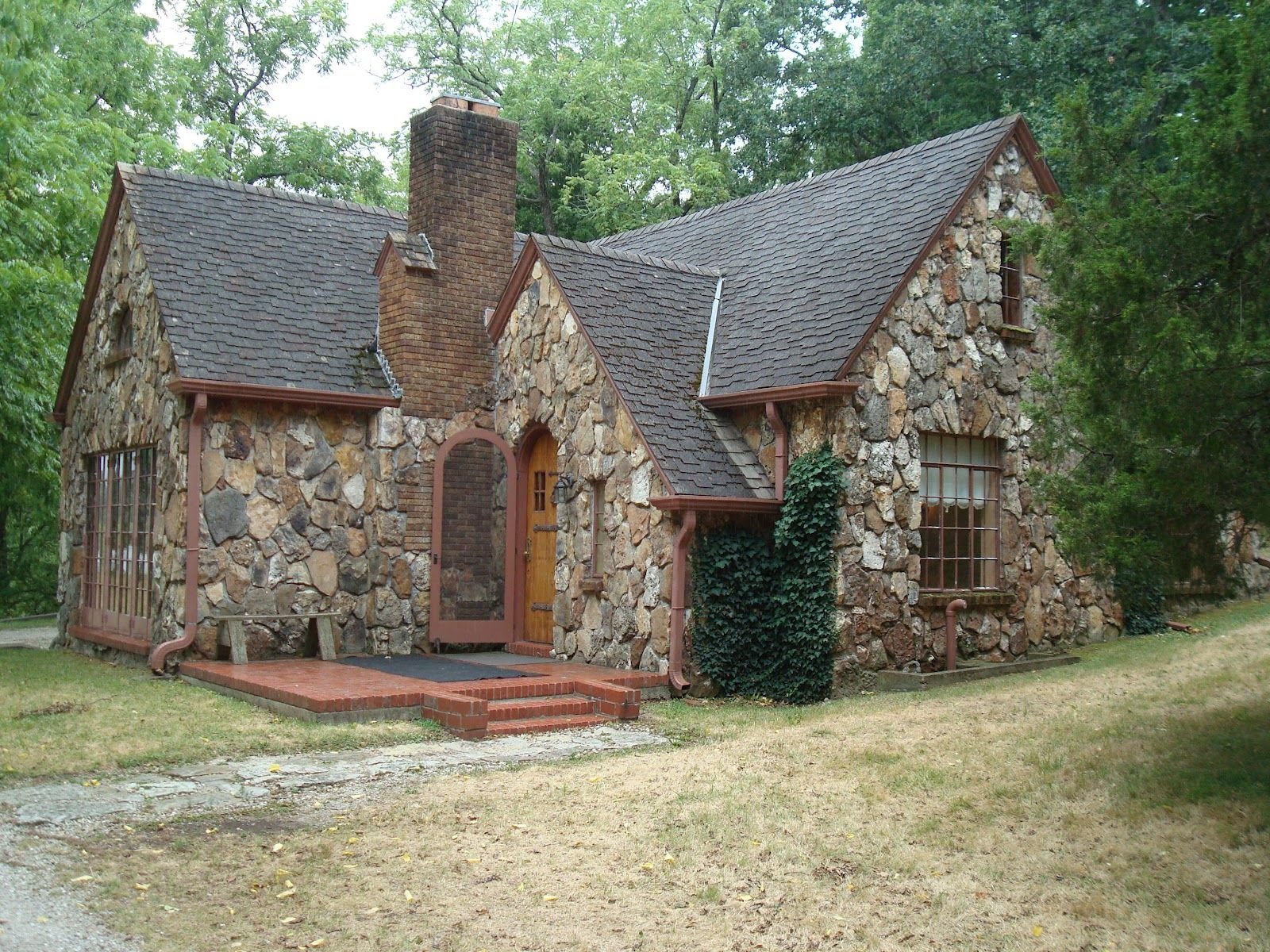 Каменный дом в деревне в стиле Тюдор