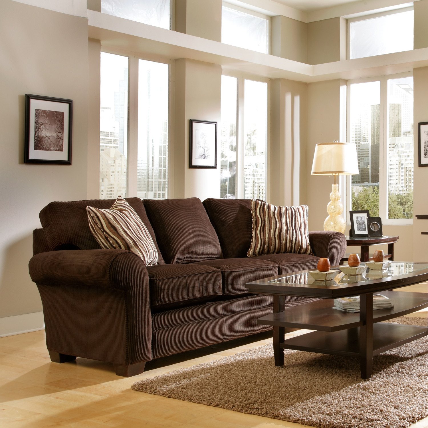 Темный диван в гостиной. Серо коричневый диван. Бежевый диван. Коричневый диван в интерьере. Бежевокортчгевый диван.