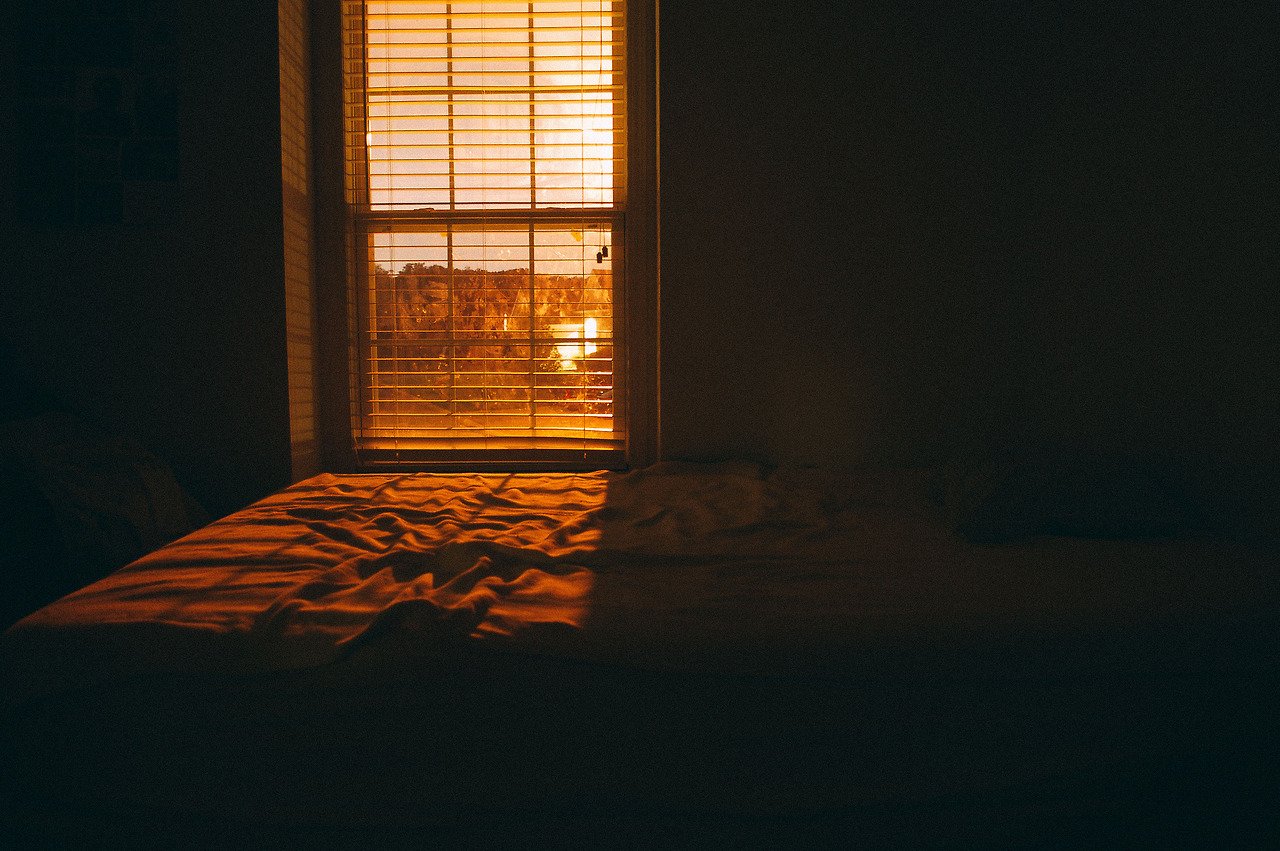 Light off dark. Кровать возле окна. Темная комната с окном. Комната с окном ночью. Тёмная комнота с окном.