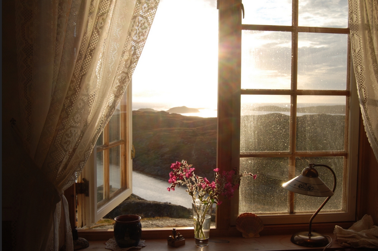 Мне солнышко в окно стучит. Открытое окно. Красивый вид из окна. Вид из деревенского окна. Красивые окна.