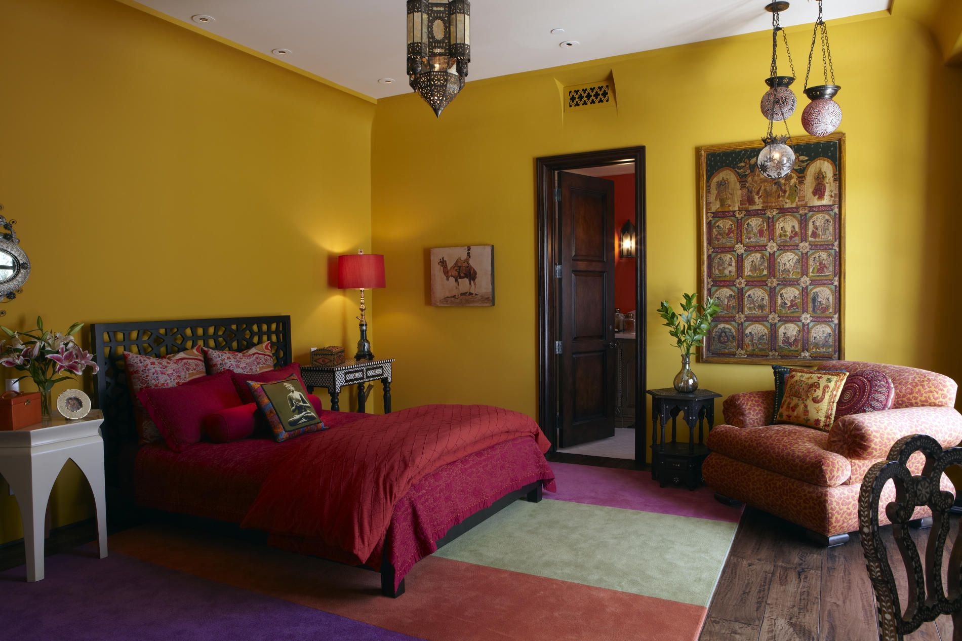 Горчичный коричневый. Колониальный стиль в интерьере спальни Индия. Колониальный стиль в Индии. Желтый цвет в интерьере. Спальня в горчичном цвете.