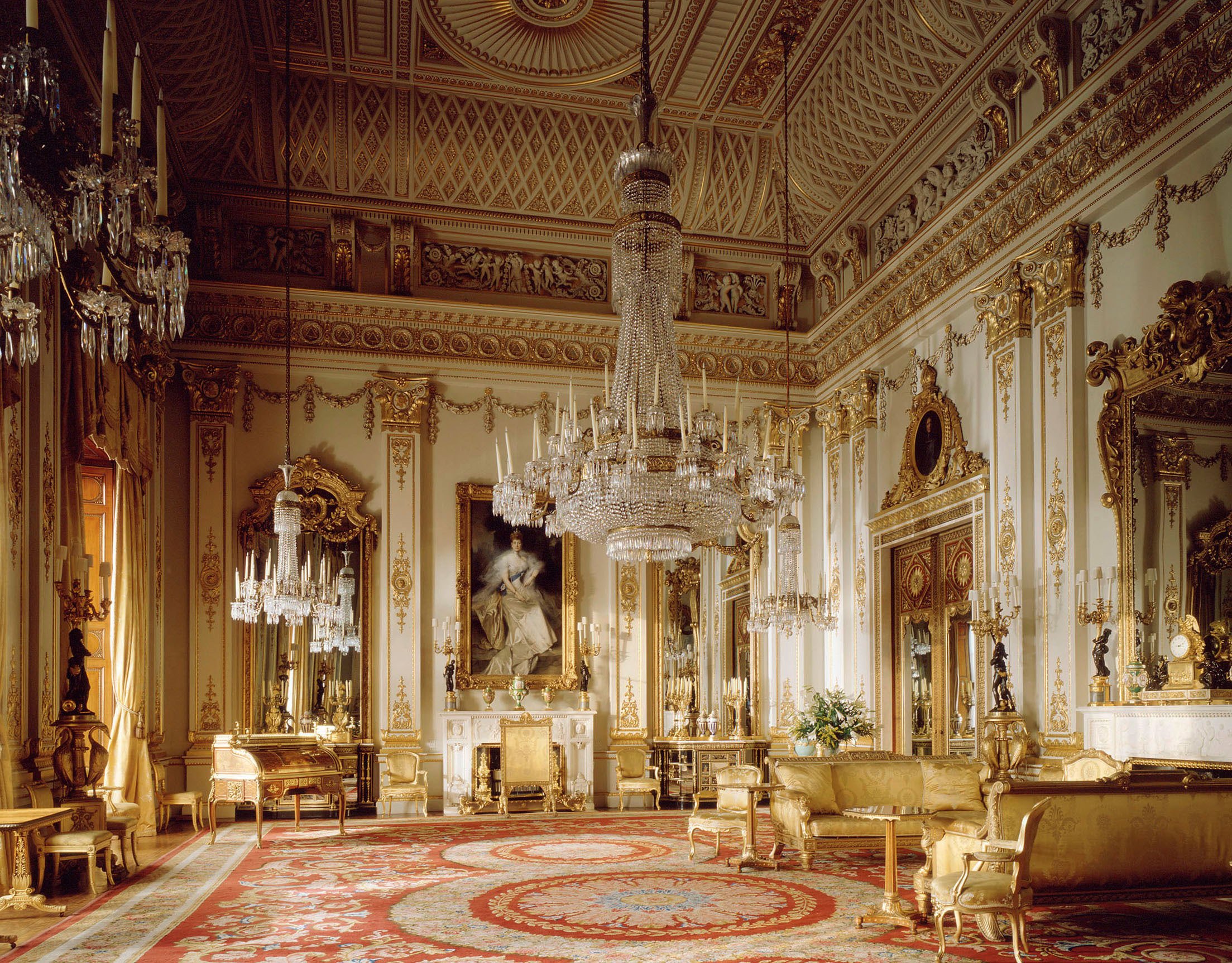 В каком стиле выполнен интерьер главного дворца