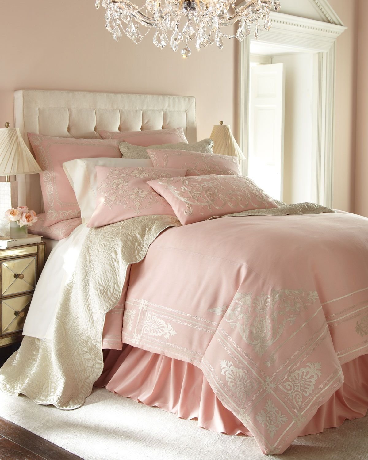Постель или пастель как. Розовая спальня. Спальня в розовых тонах. Спальня в пастельных тонах. Бежево розовая спальня.