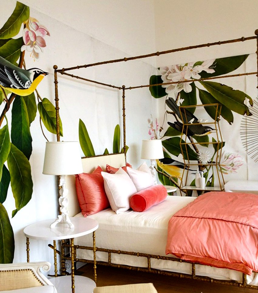 Купить комнат цветы. Растения в интерьере. Комнатные растения в интерьере спальни. Комната в тропическом стиле. Спальня в тропическом стиле.