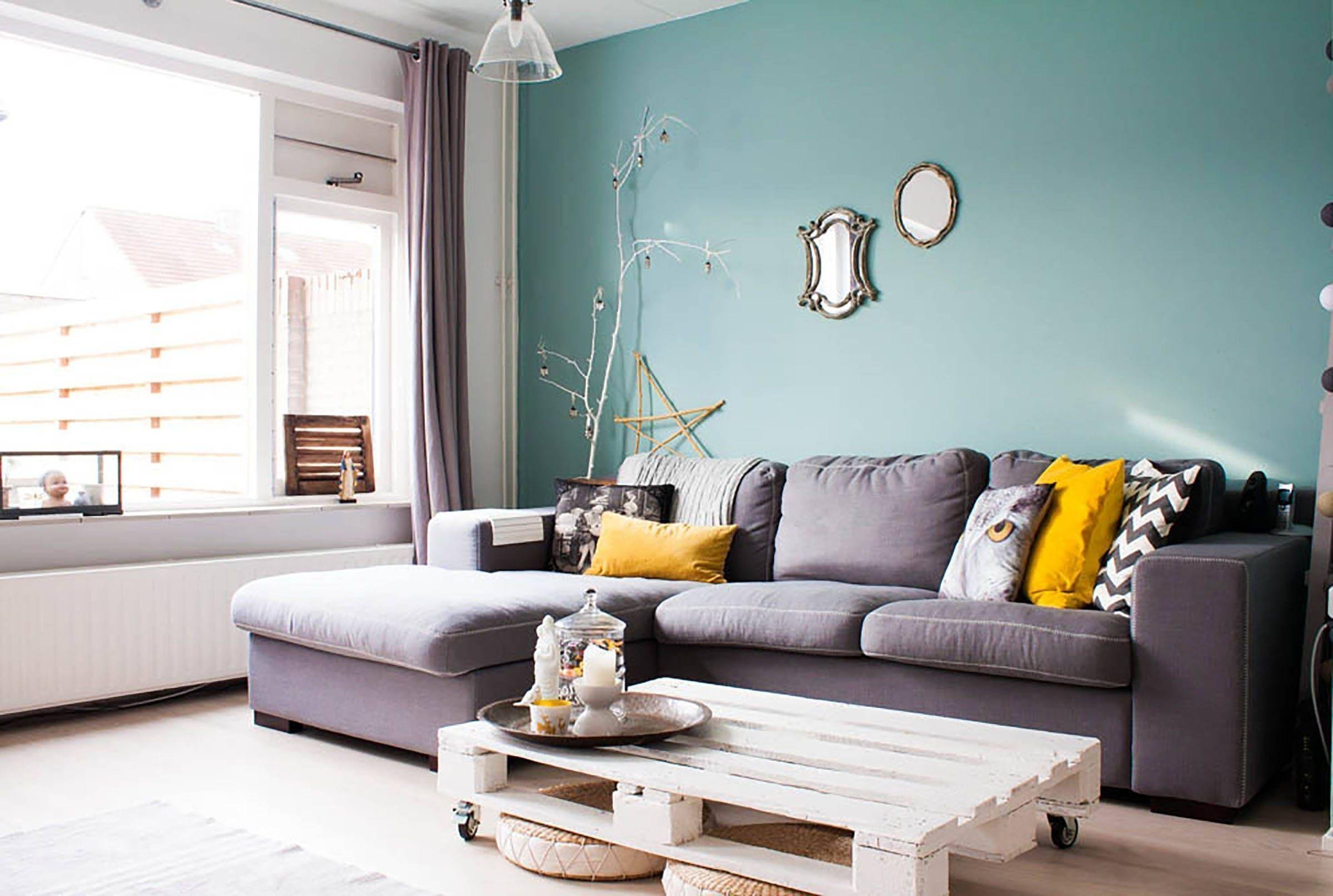 Сочетание цветов в интерьере гостиной серый. Серый диван в интерьере. Цветовые сочетания в интерьере. Сочетание цветов стен в интерьере. Цвет стен в гостиной.