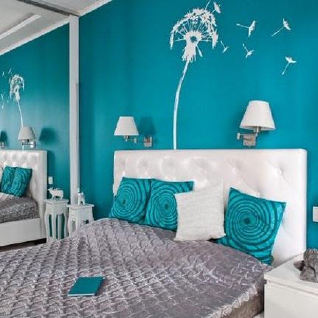Краска тиффани. Спальня в бело бирюзовых тонах. Комната в бирюзовом стиле. Цвет морской волны в интерьере. Цвет стен бирюза.