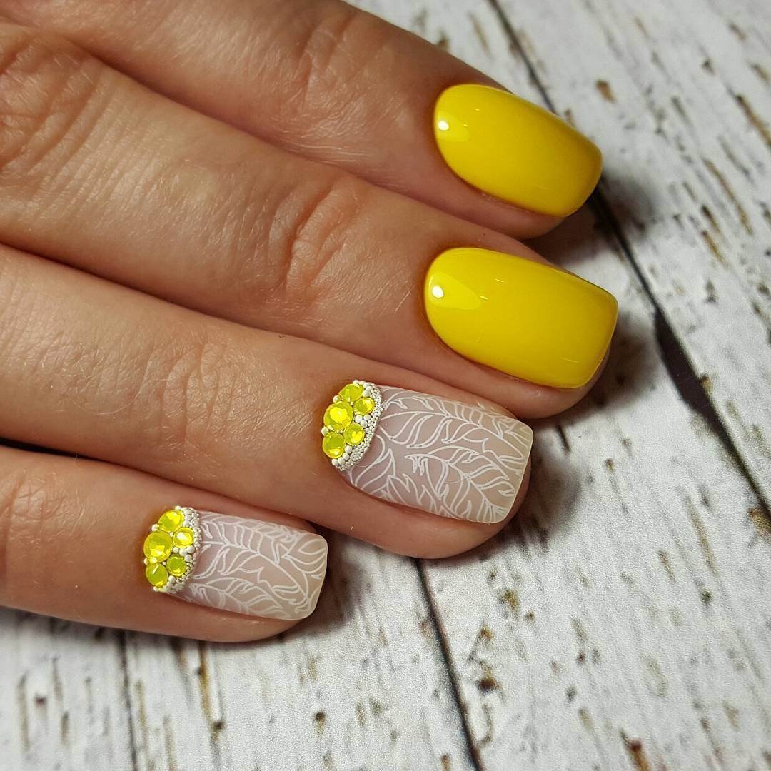 Маникюр в желтых тонах. Желтый маникюр. Жёлтый маникюр на короткие ногти. Маникюр с желтыми цветами. Яркие желтые ногти.