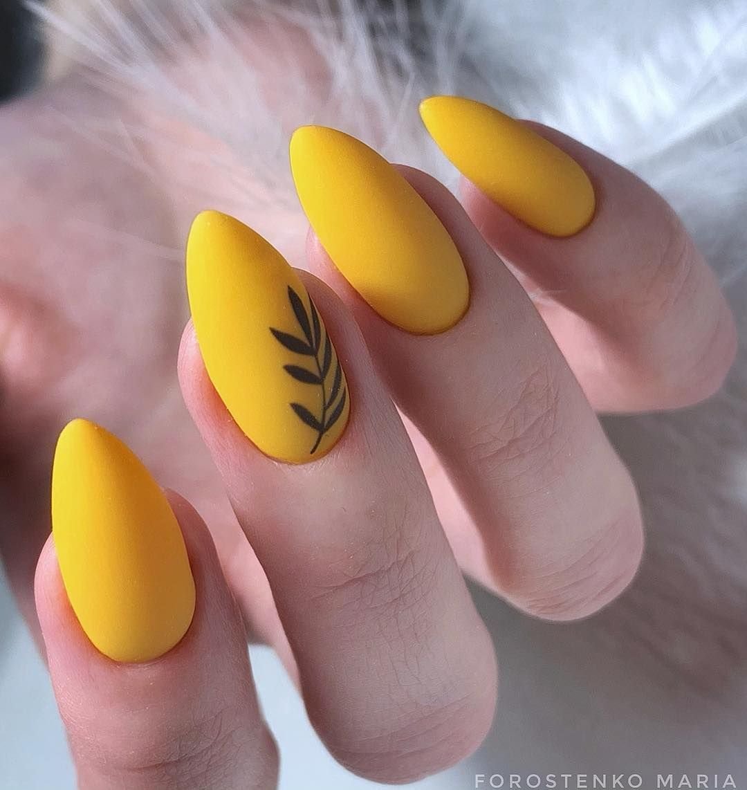 Ногти желтого цвета.