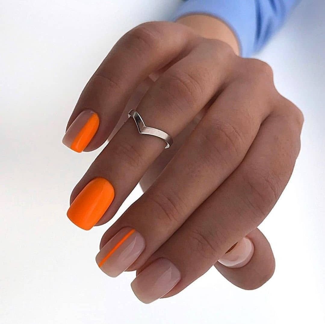 Дизайн ногтей оранжевого цвета.