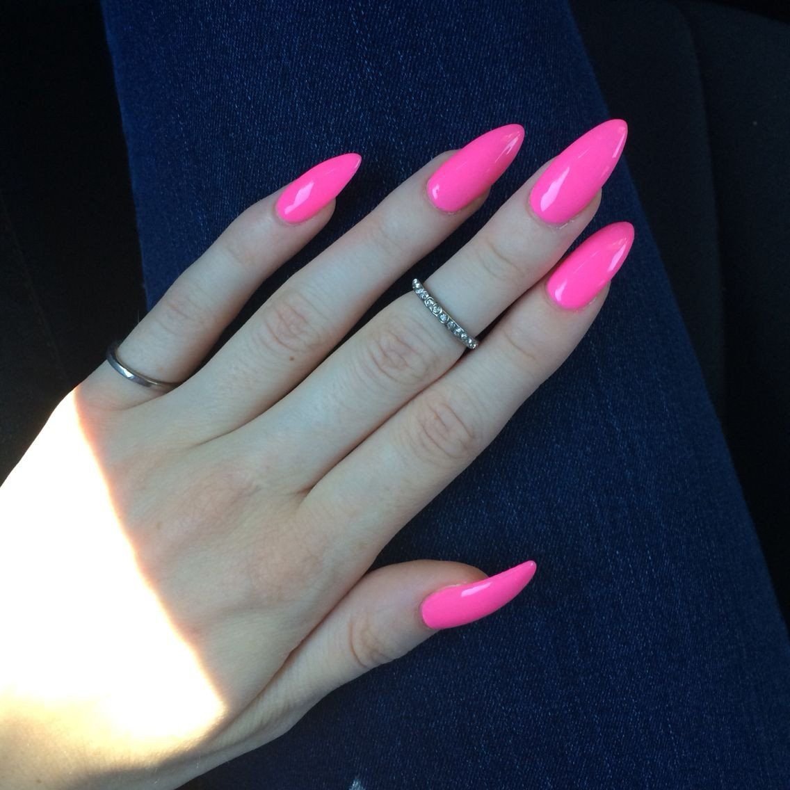 Розовые острые ногти.