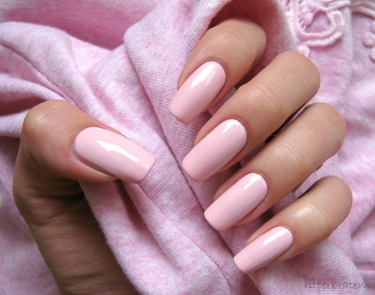 Бледно розовые ногти.