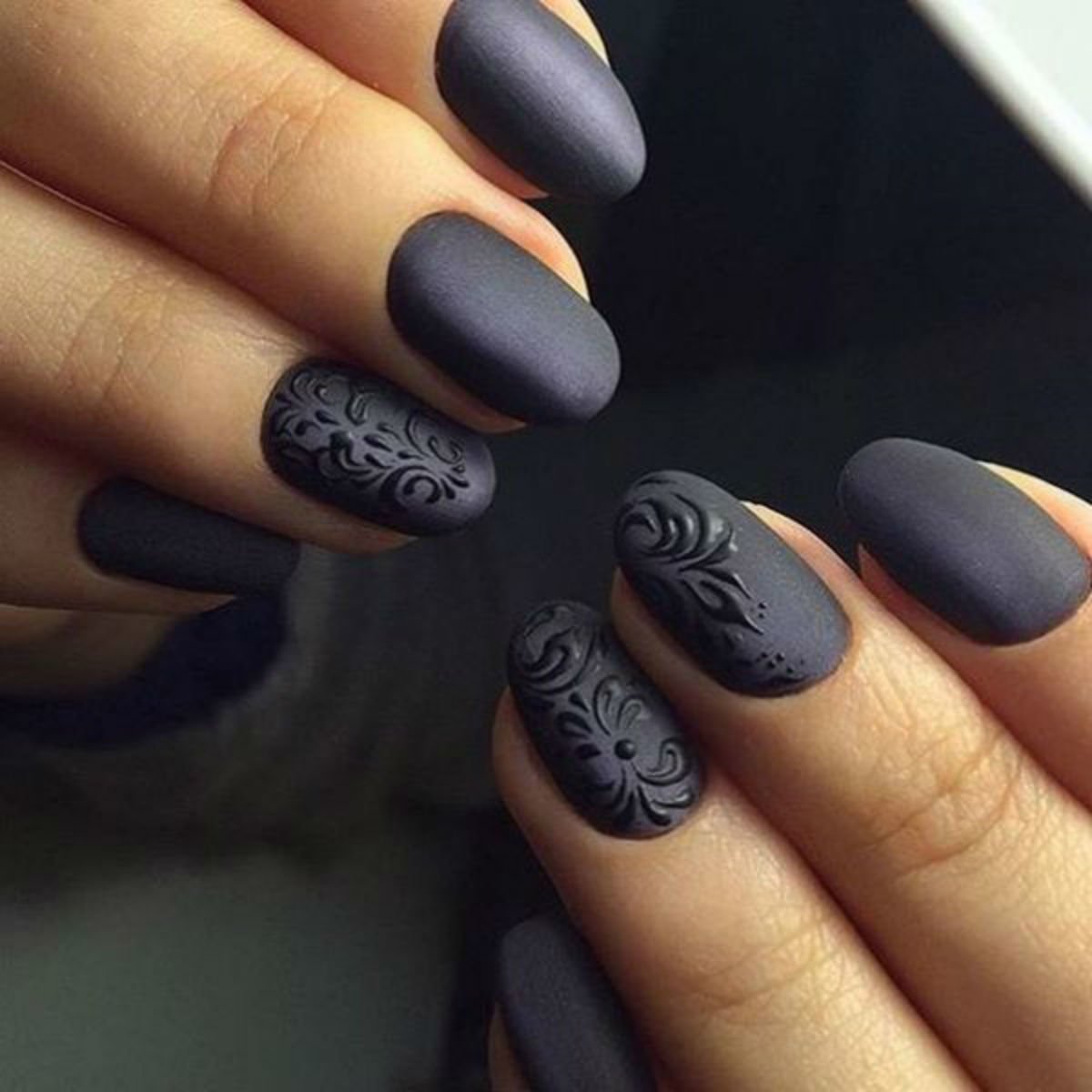 Темные матовые ногти.