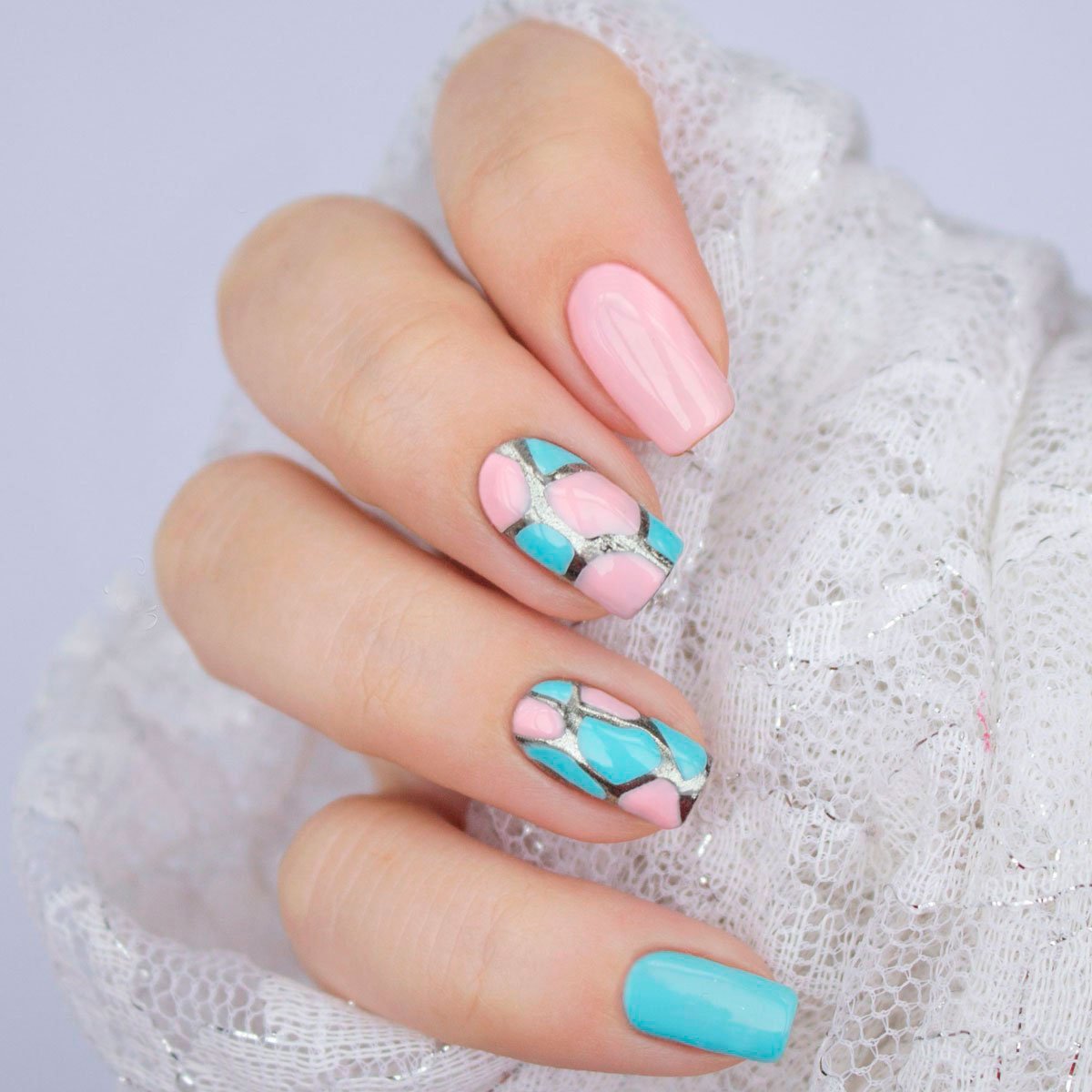 Голубые ногти с розовым.
