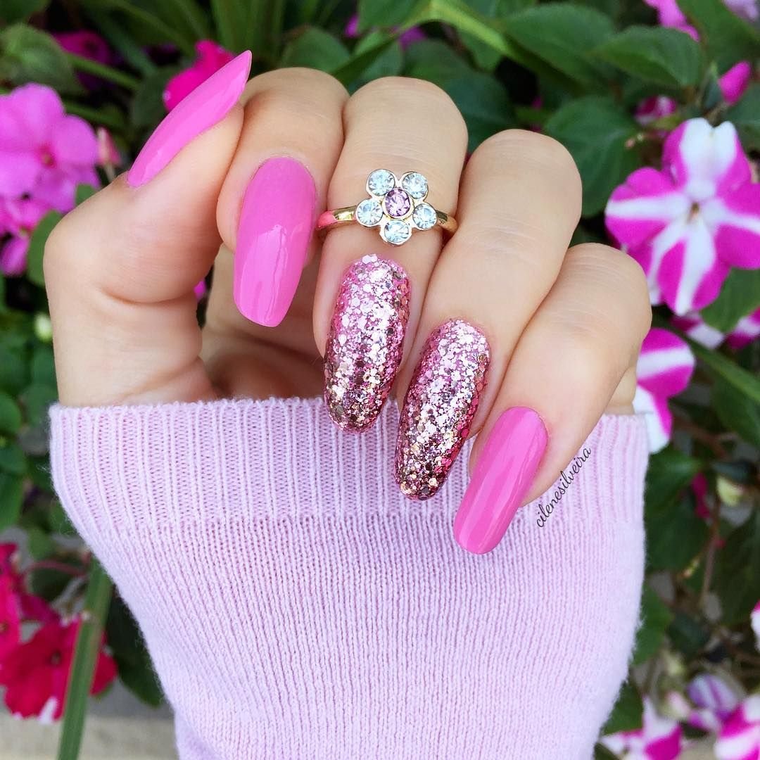 Розовые блестящие ногти.