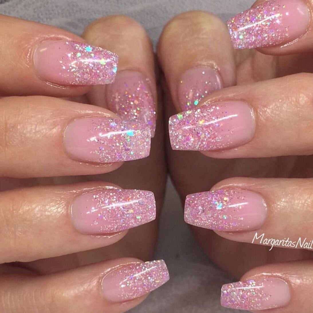 Розовые блестящие ногти.