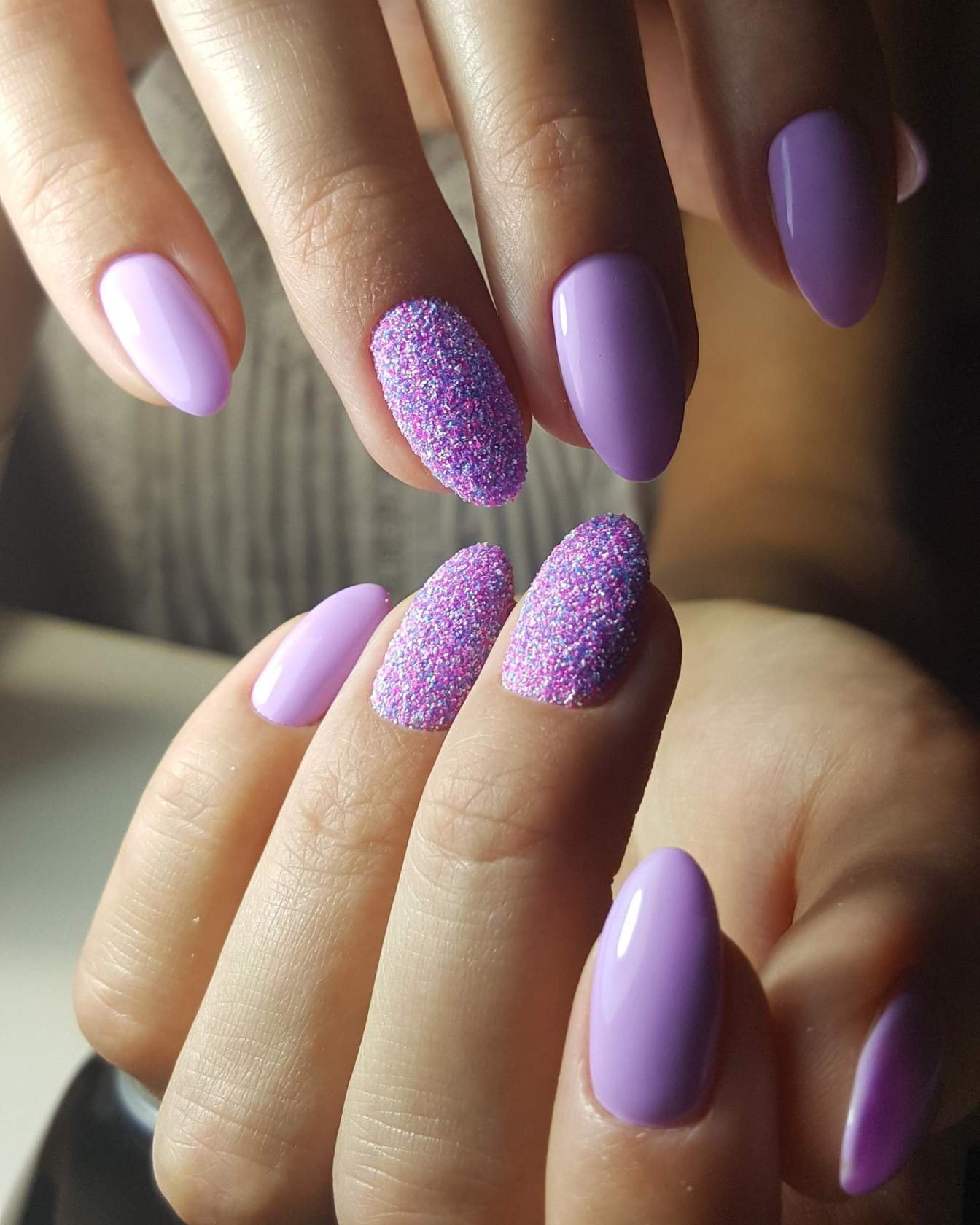 Дизайн ногтей новинки сиреневые. Фиолетовый маникюр. Сиреневый маникюр. Сиреневые ногти. Фиолетовые ногти.