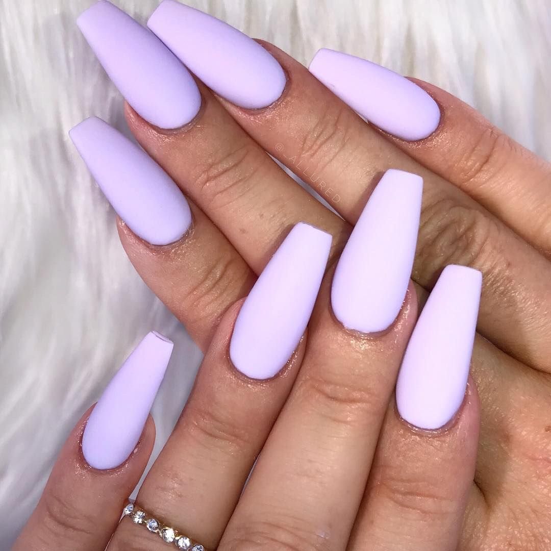 Светло фиолетовые ногти.