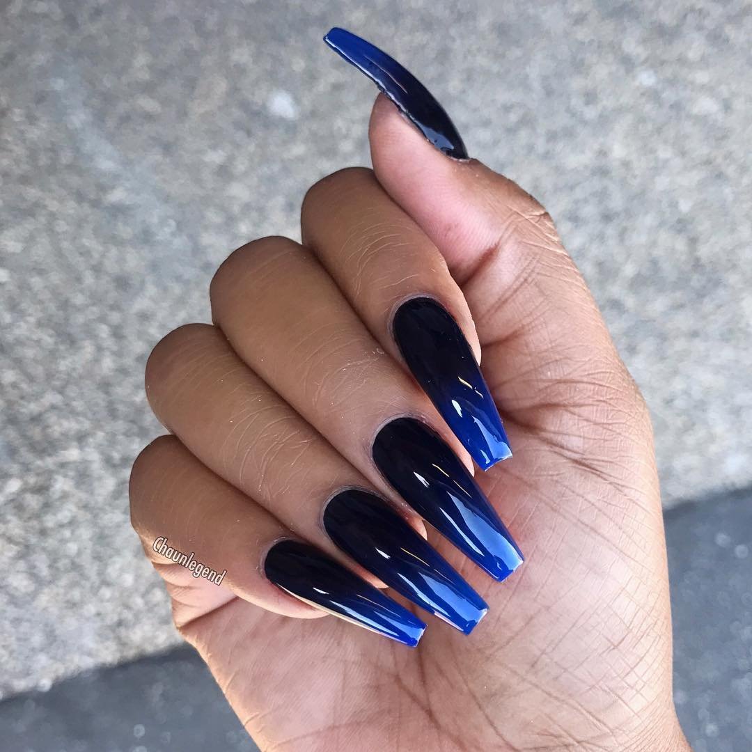 Синие длинные ногти.