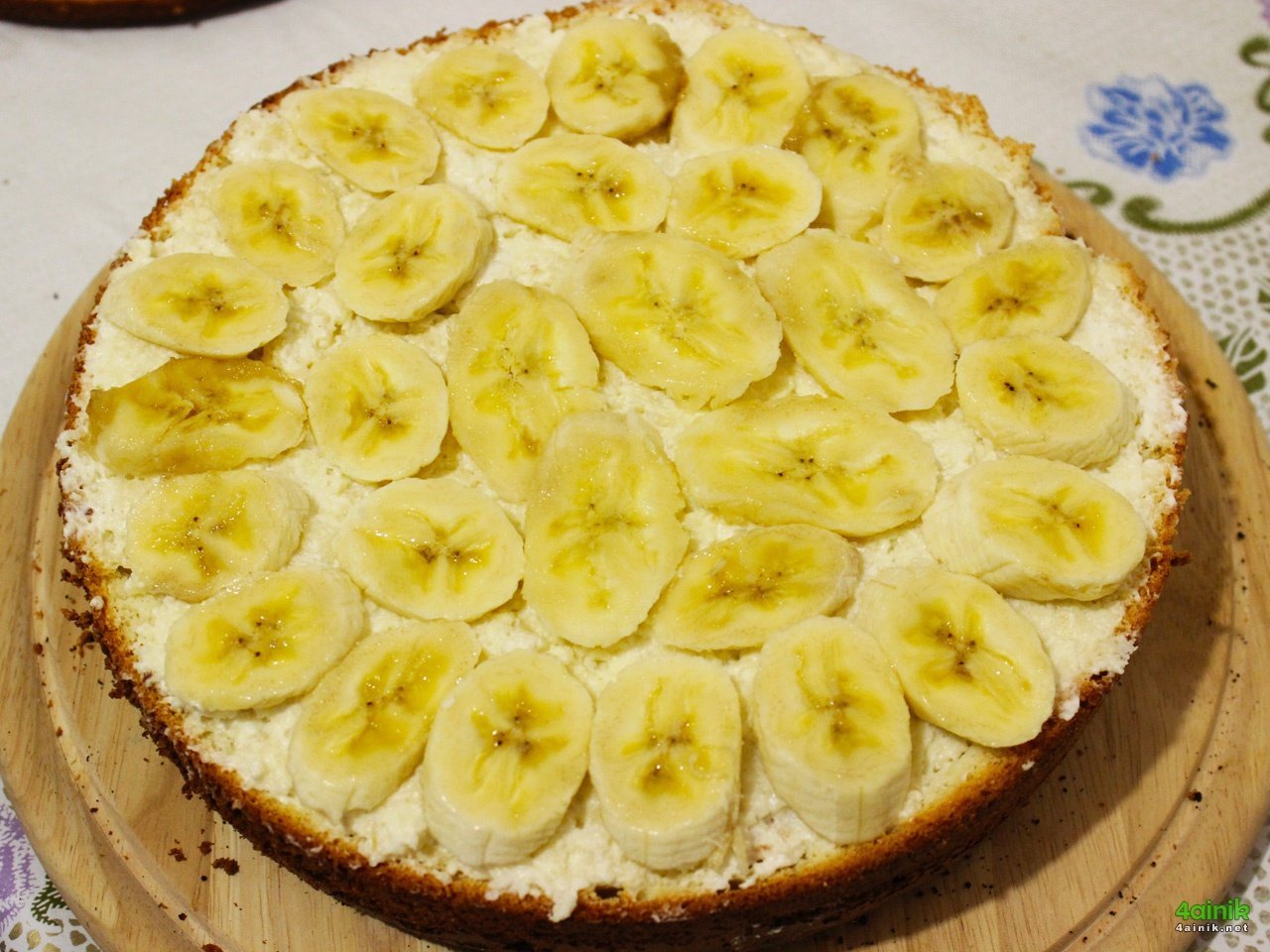 Готовые коржи с бананом. Банановый торт. Пирог с бананом. Украсить торт бананом. Украшение торта из бананов.