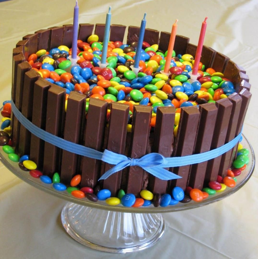Торт на день рождения своими руками мальчику. Украшение торта. Украшение торта сладостями. Украшение торта для мальчика. Украшение детского торта конфетами.