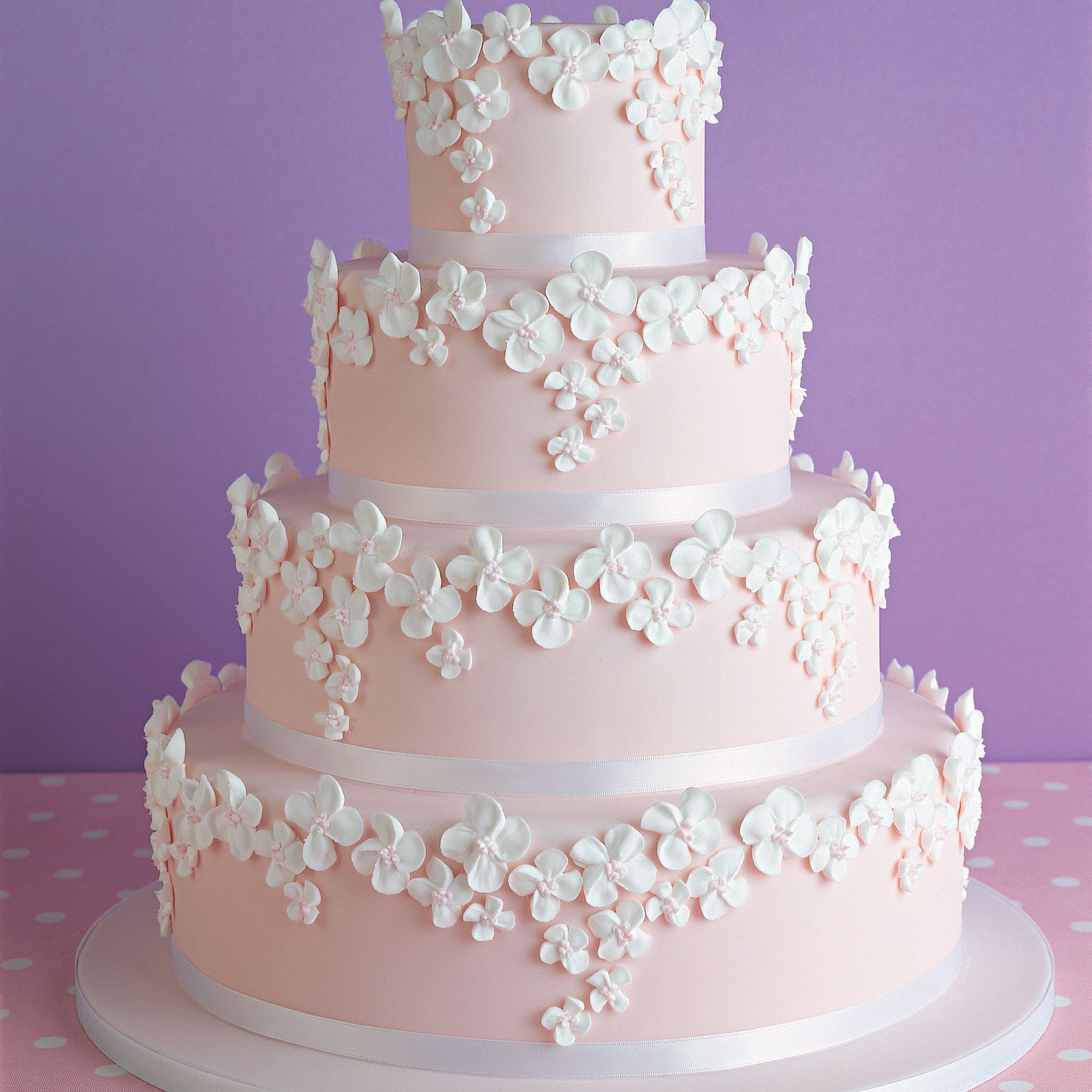 Фото трехъярусного. Свадебный торт трехъярусный 2022. Свадебный торт трехъярусный 2021. Красивые Свадебные торты. Многоярусный торт.