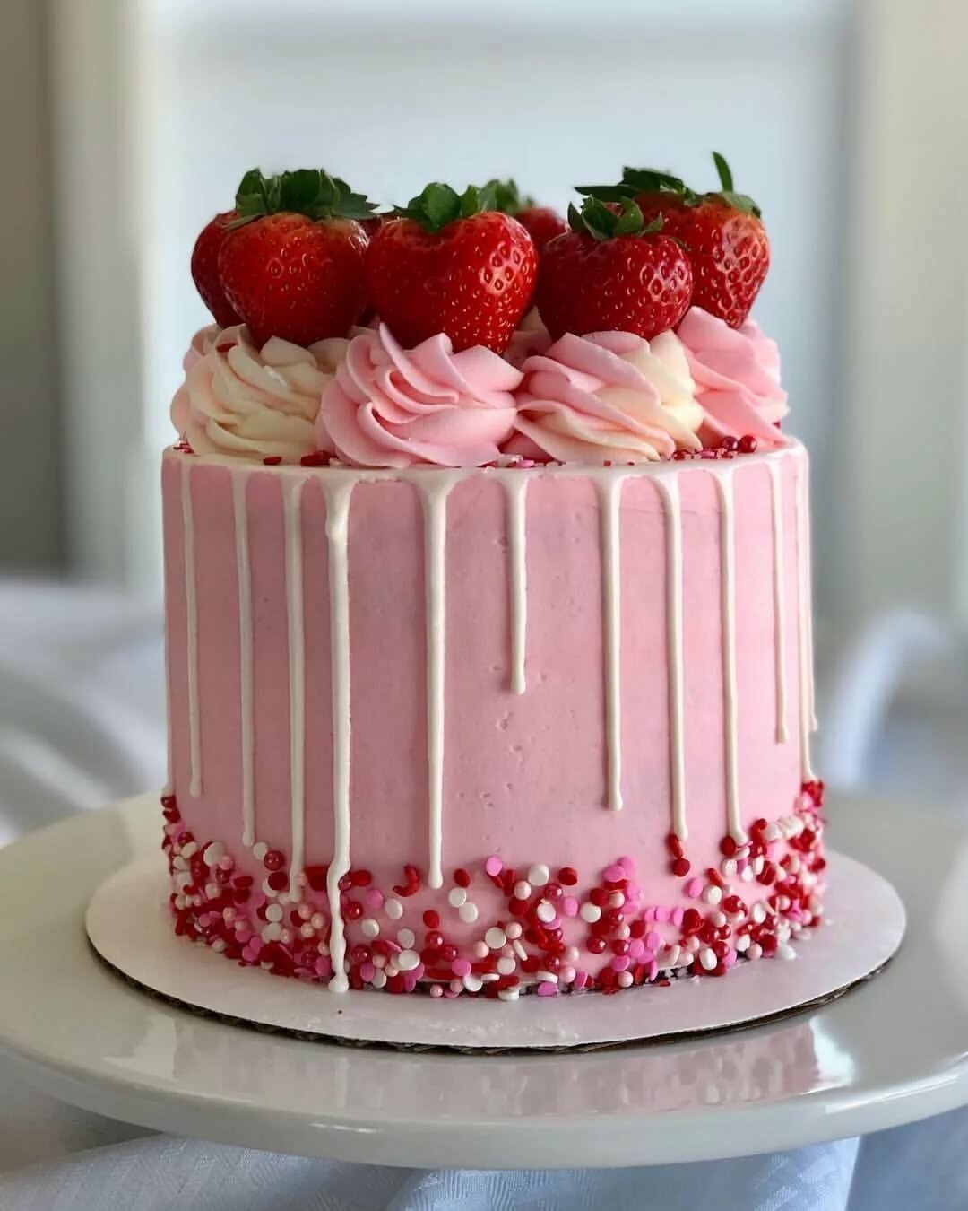 Красивые торты легко. Торты. Красивые тортики. Украшение торта. Красивый торт с клубникой.