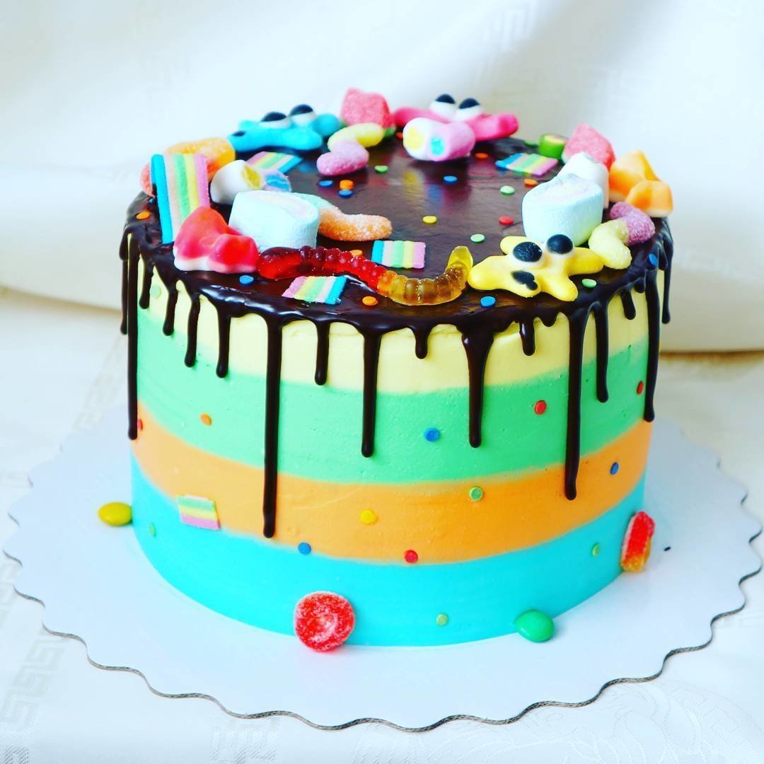 Торт на день рождения своими руками мальчику. Яркий торт. Украшение тортов для детей. Украшение торта для мальчика. Украшение детского торта для мальчика.
