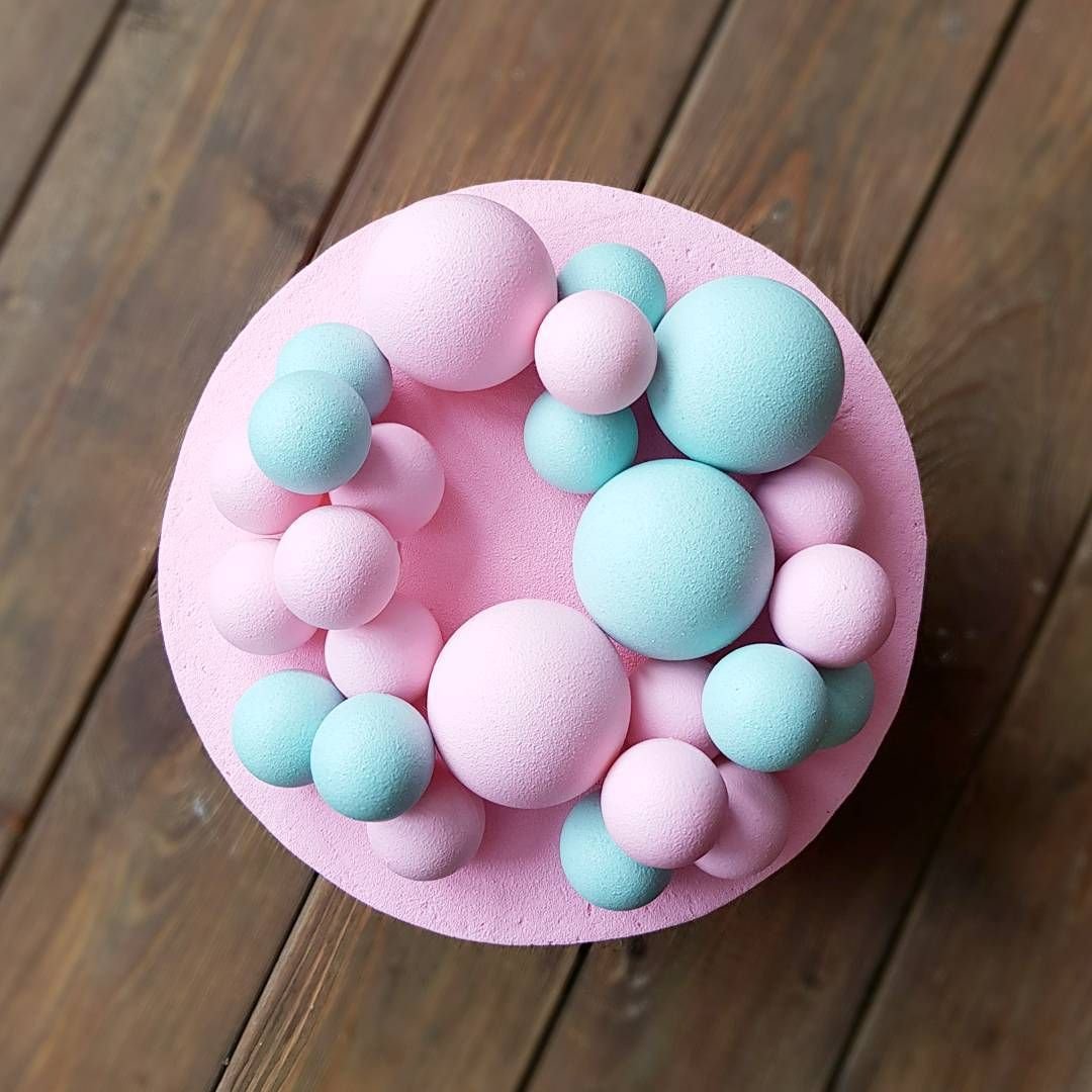Украсить торт шариками. Торт с шариками. Украшение торта полусферами. Шары из глазури. Декор торта с шариками.