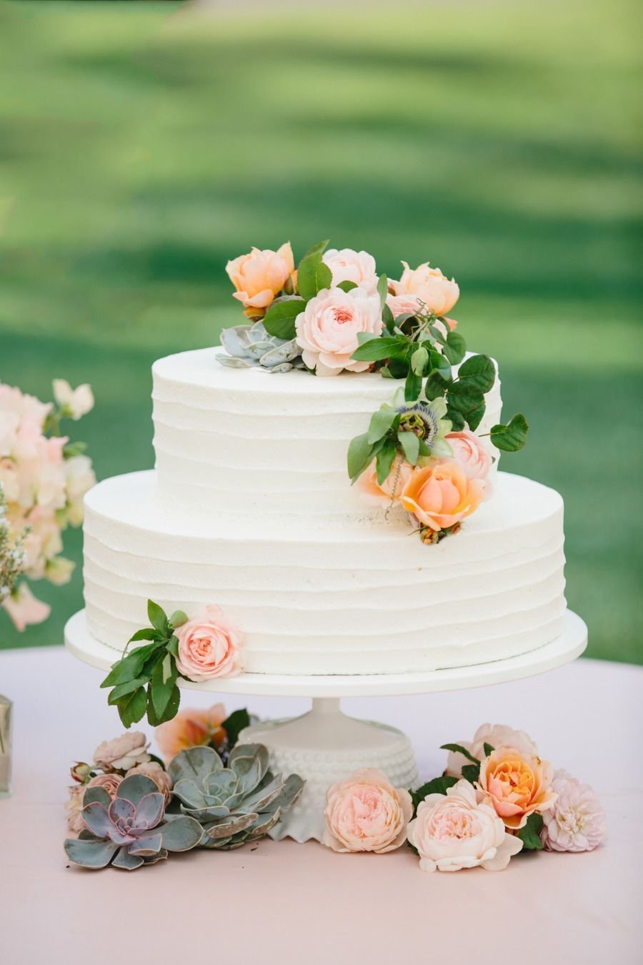 фото свадебного торта с живыми цветами