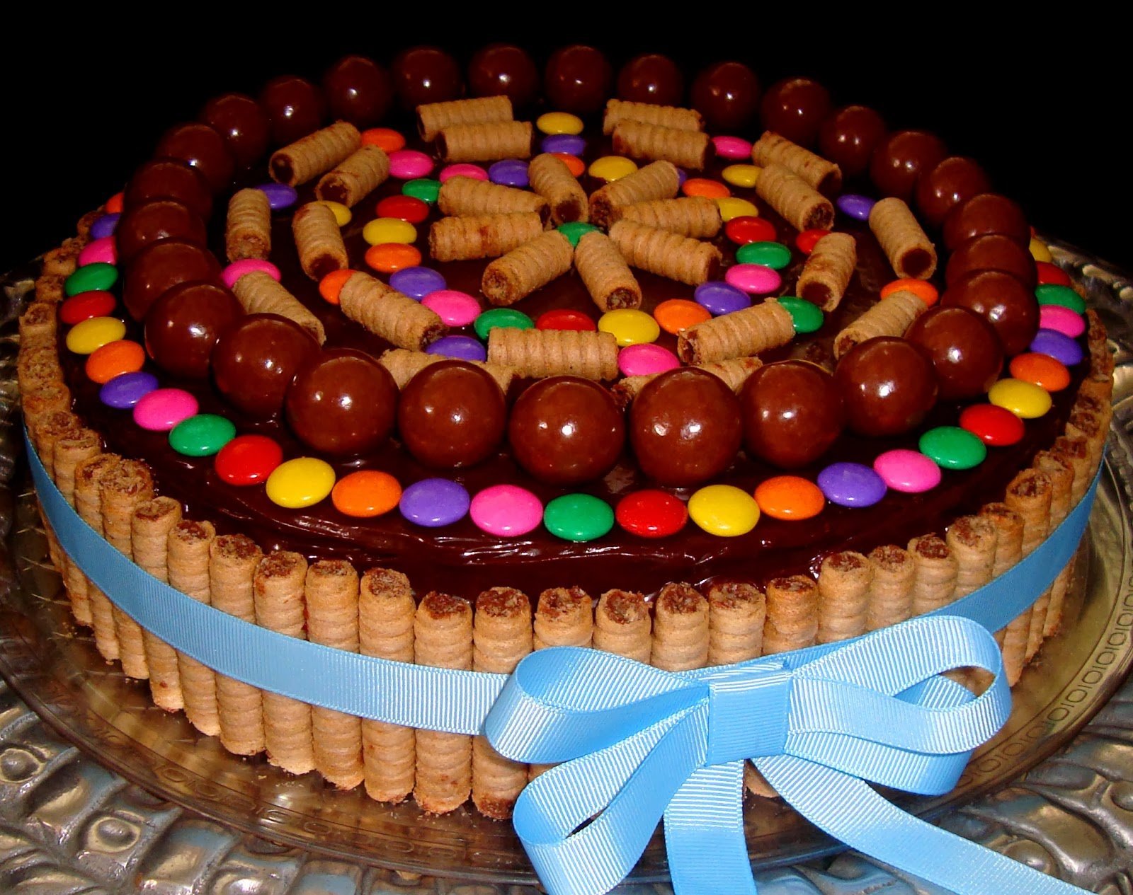 Торт на день рождения сделать своими руками. Украшение торта сладостями. Украшение торта конфетами. Украшение торта конфетами и шоколадками. Торт с конфетами.