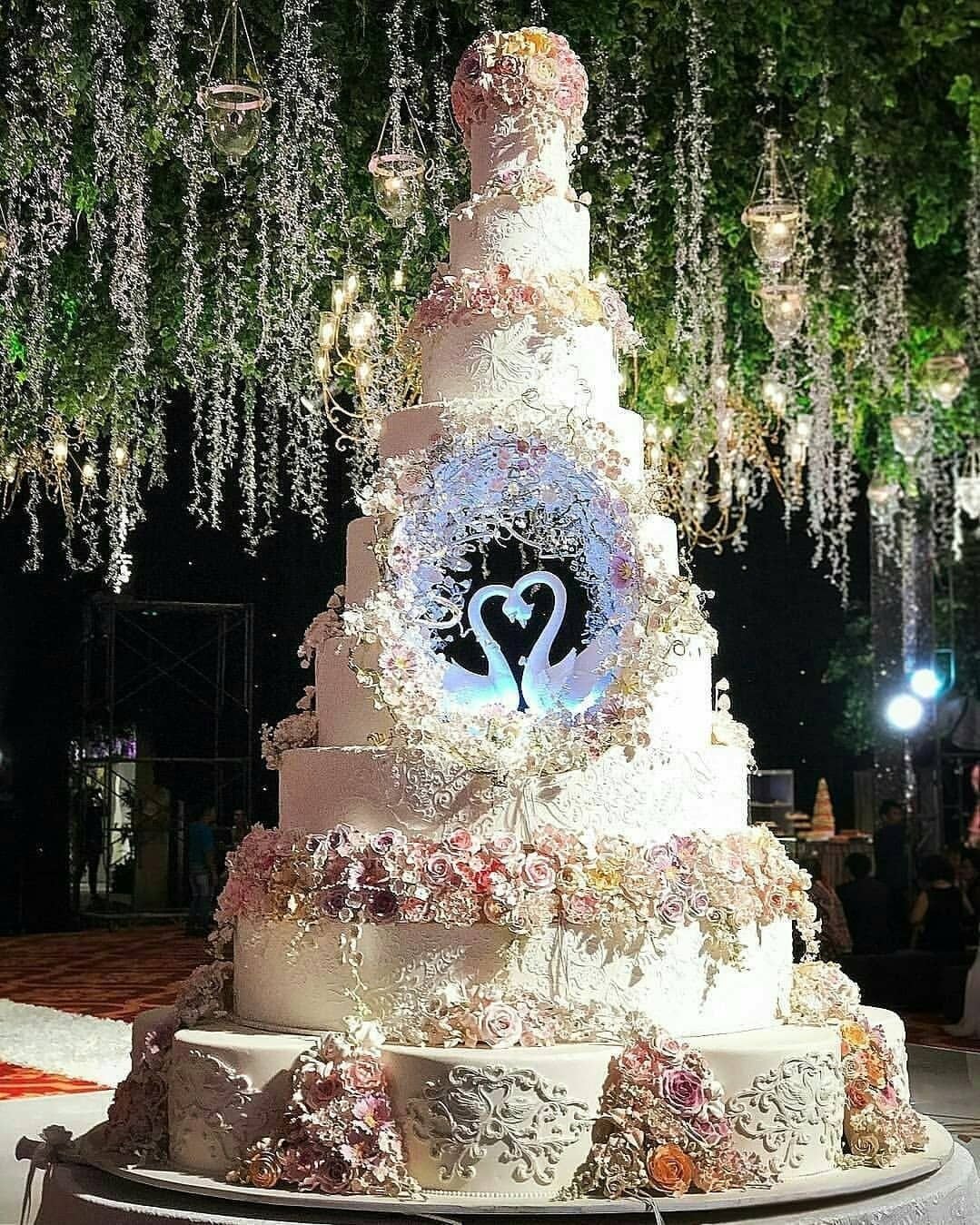 Шикарный свадебный торт (54 фото) .