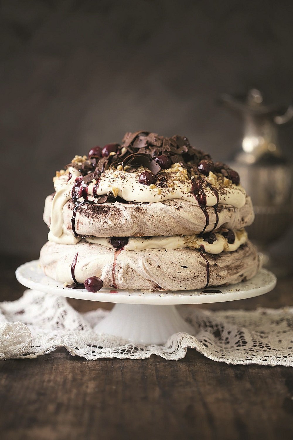 Шоколадный меренговый. Торт безе Павлова. Меренговый торт меренга это что. Anna Pavlova безе. Шоколадный меренговый торт.