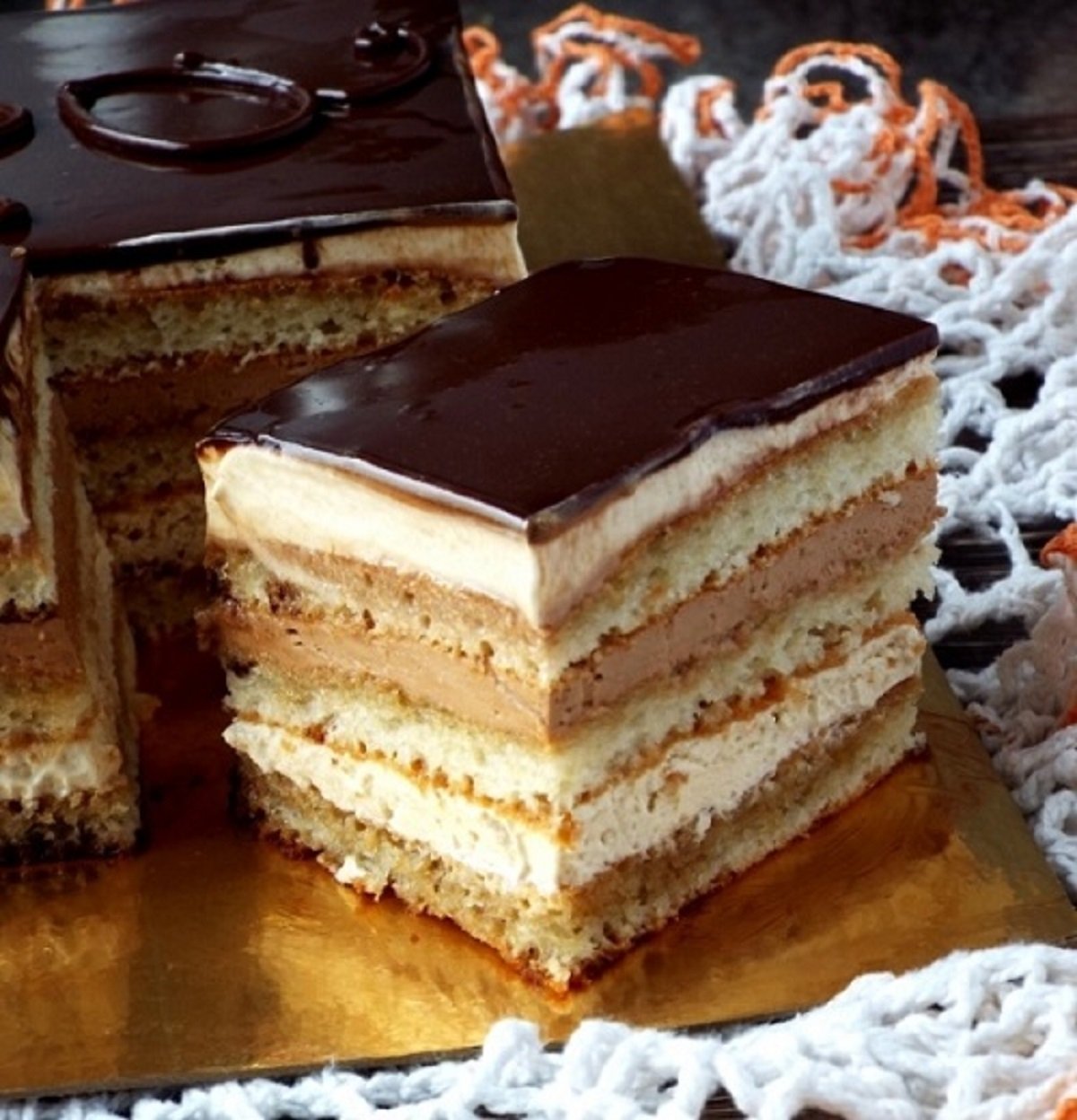Торт опера классический рецепт в домашних. Торт опера Шоколадница. Пирожное опера. Торт опера классический. Французское пирожное опера.