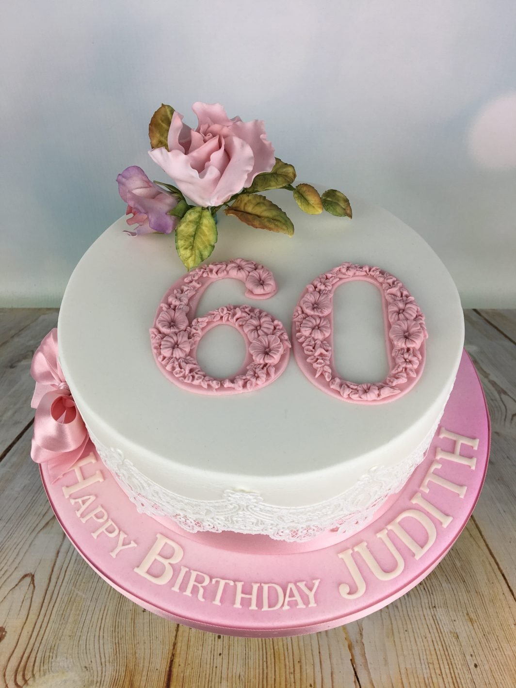 Торт на юбилей маме 60. Торты на день рождения женщине 60 лет. Украшение торта на 60 лет женщине. Красивый торт на 60 лет женщине. Тортики украшение на 60 лет женщине.