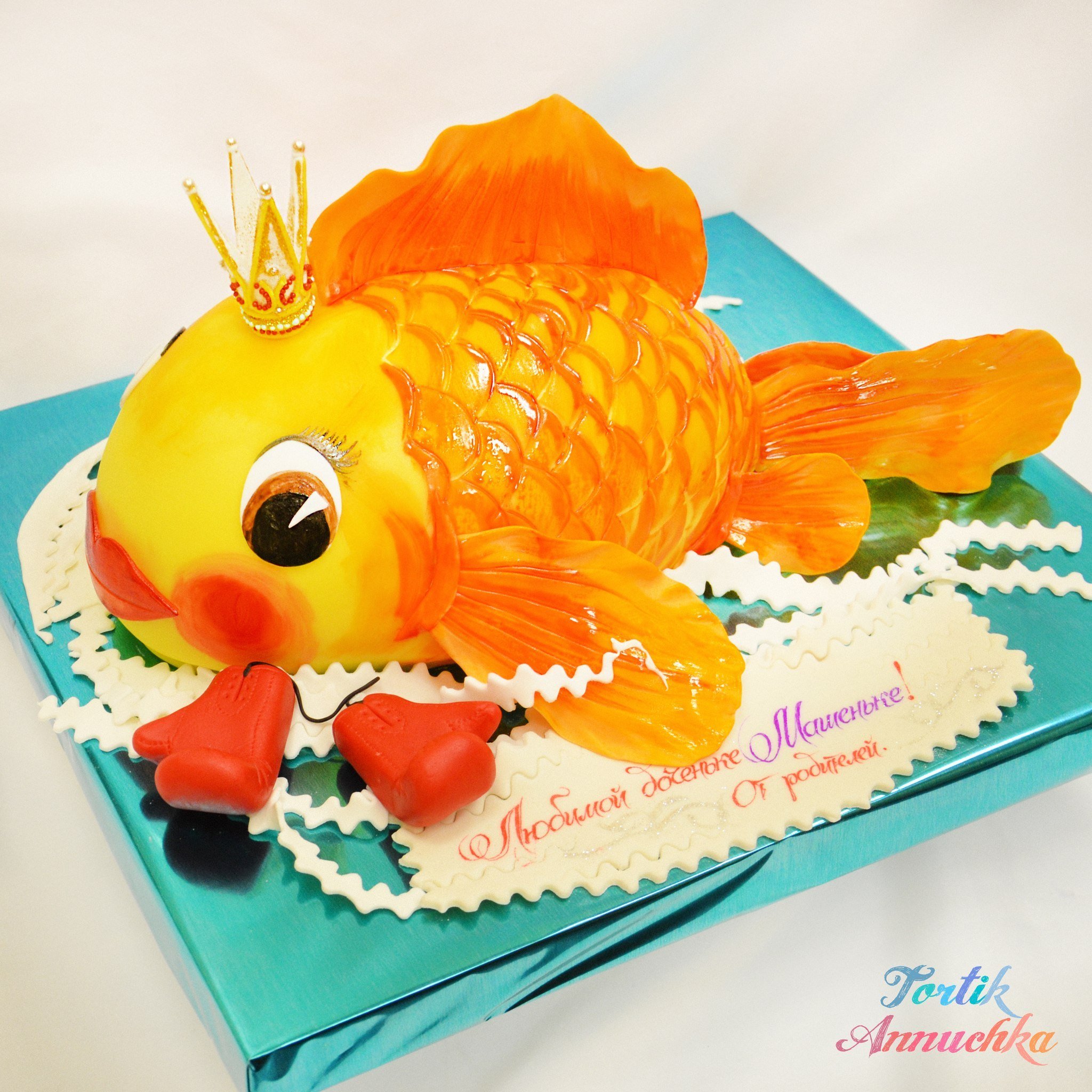 Золотая рыбка на торте из крема