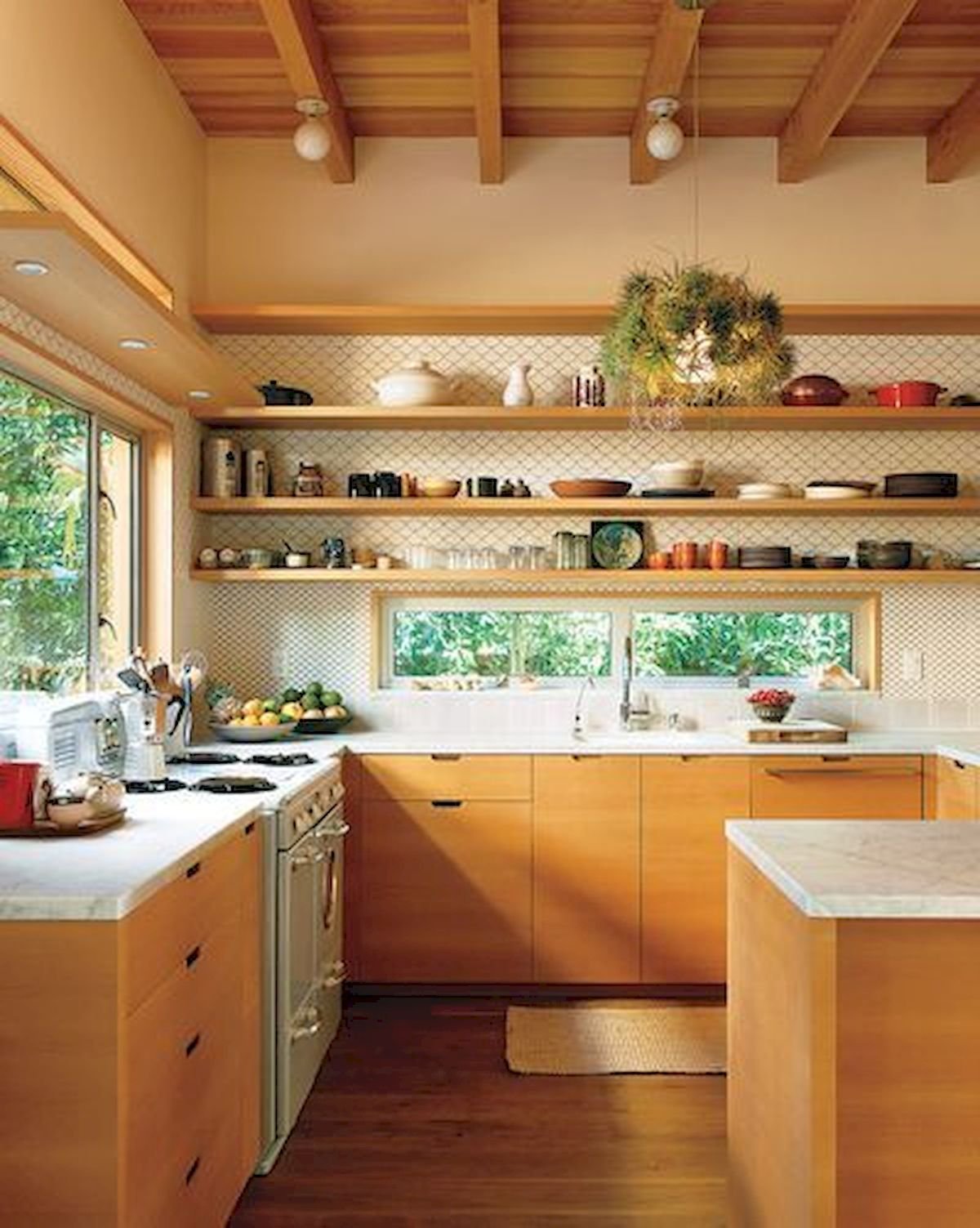 Какая кухня лучше и практичнее. Кухня с открытыми полками. Кухни на дачу. Кухня в дачном доме. Кухня в деревянном доме.