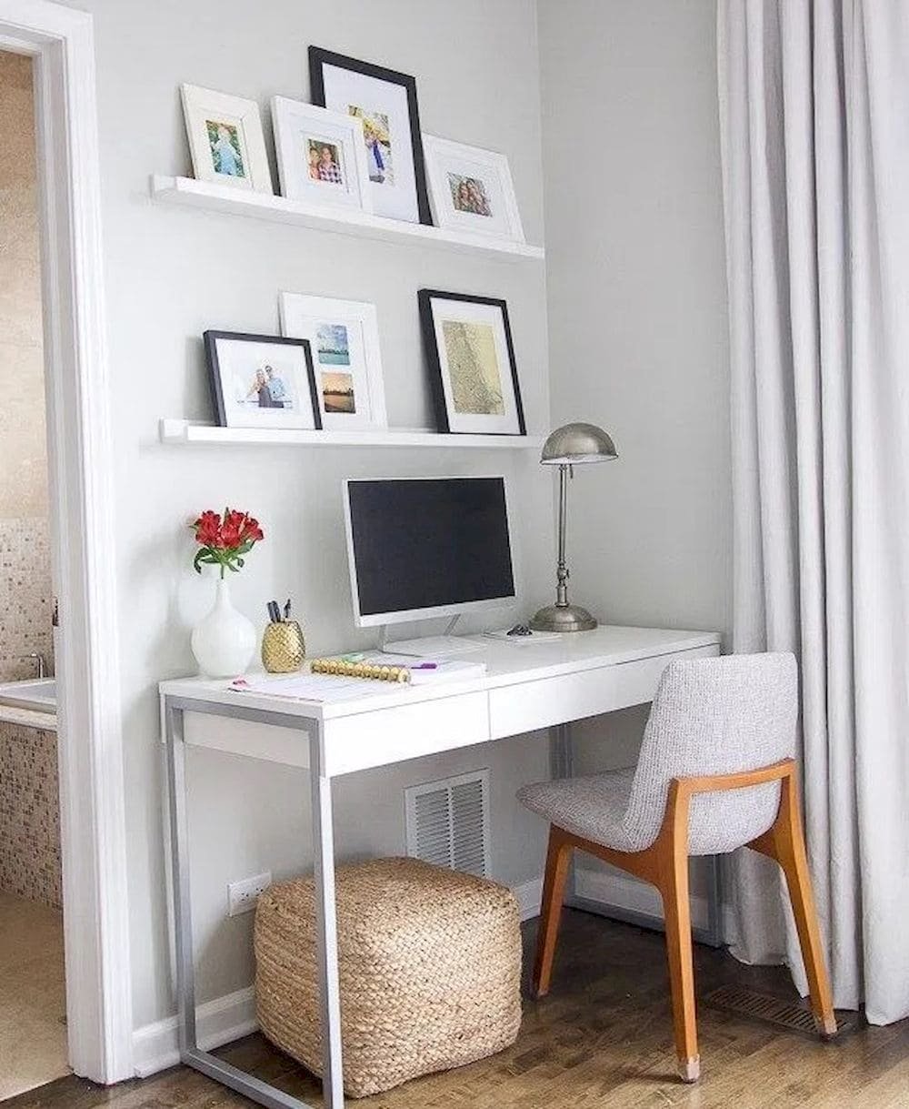 Письменный стол в спальне. Рабочее место в спальне. Письменный стол в маленькую комнату. Спальня с раьочим место. Маленькое рабочее место в спальне.