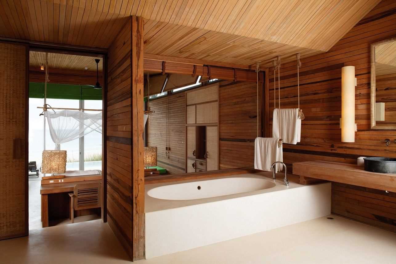 Интерьер ванной в доме из клееного бруса