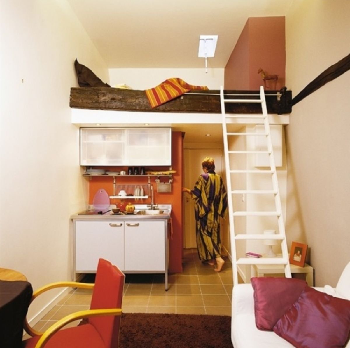 маленькая комната с кроватью чердаком