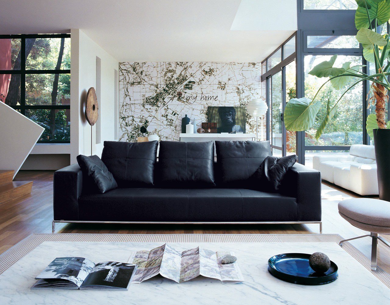 Темный диван в гостиной. Диван в современном интерьере. Черныдиваны в интерьере. Черный диван в интерьере. Красивый диван в интерьере.