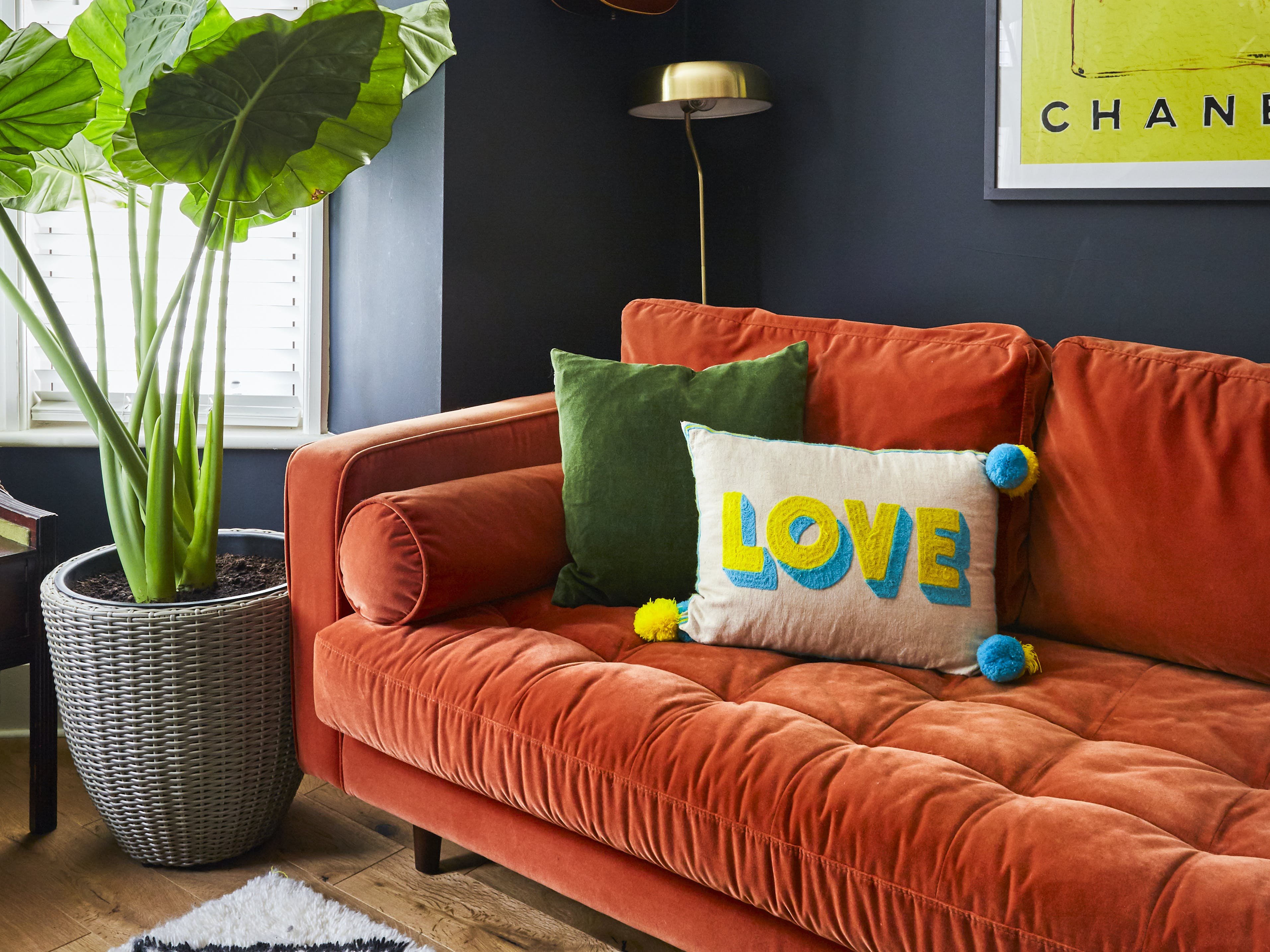 Combinar sofa naranja