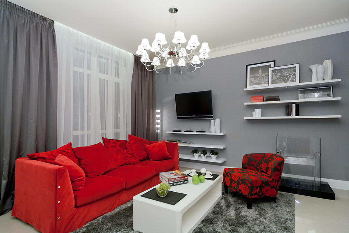 Зал серый диван. Красный диван в интерьере гостиной. Красно белый интерьер гостиной. Интерьер комнаты с красным диваном. Гостиная с красным диваном.