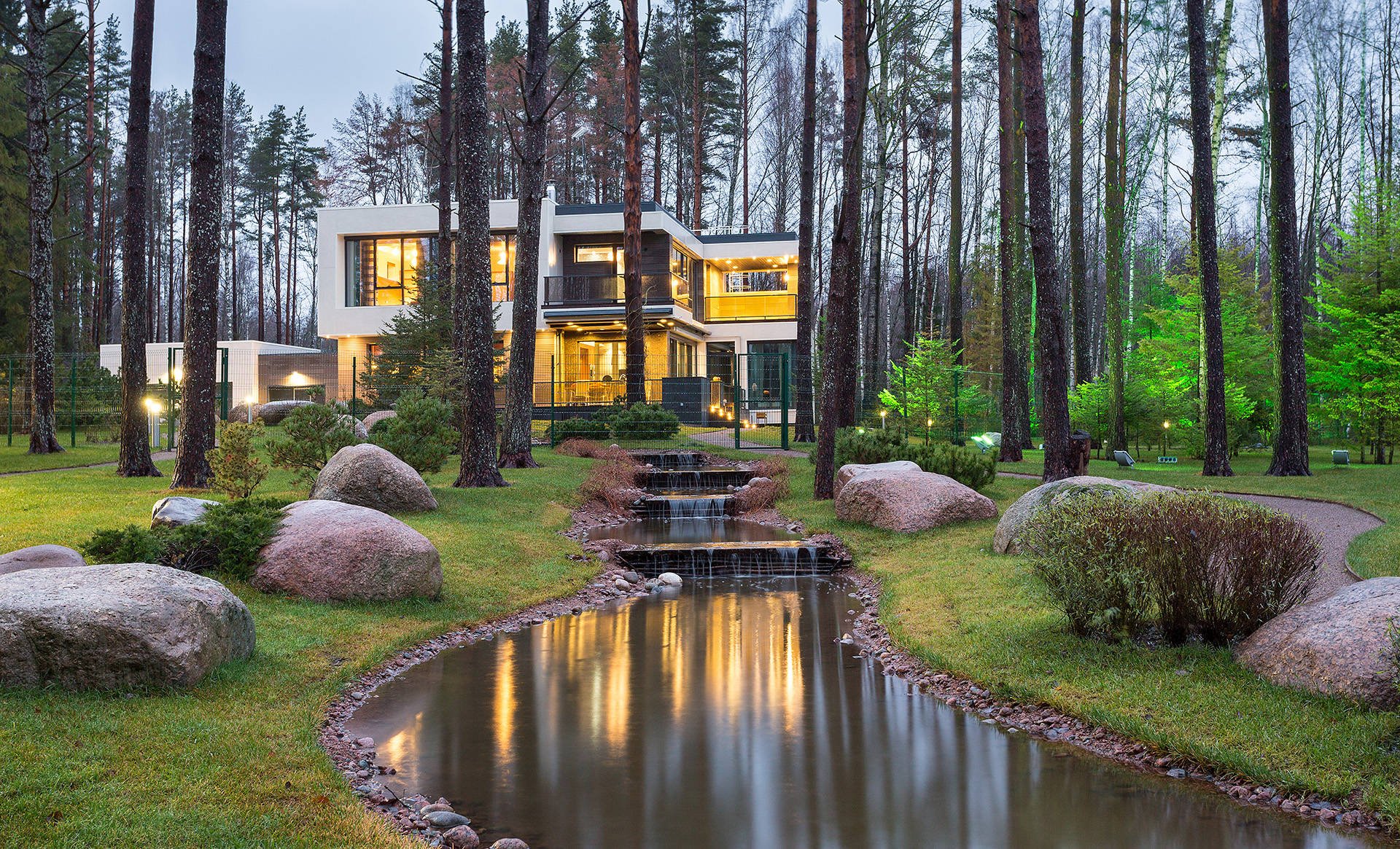 красивые дома на берегу реки озера