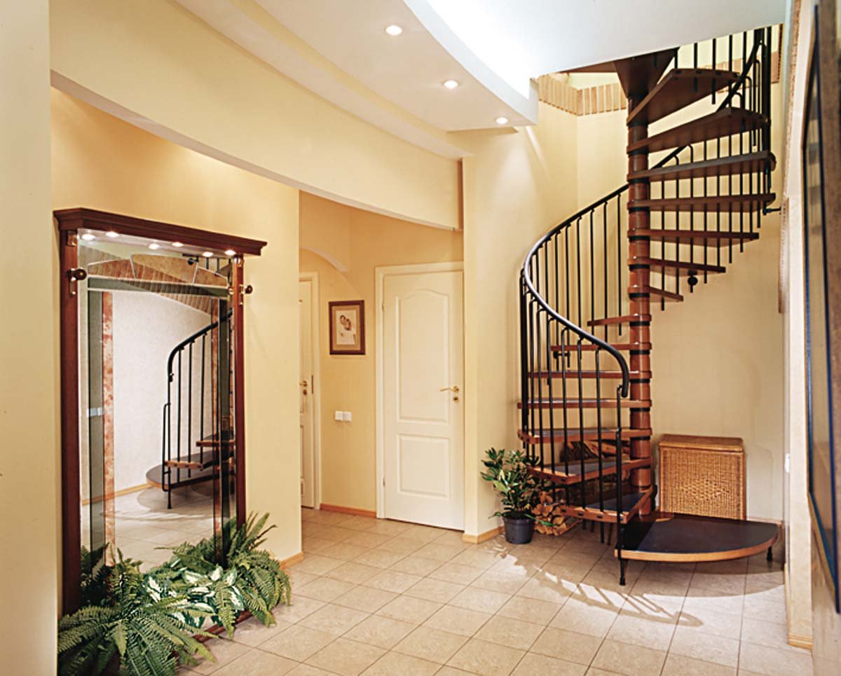 Сложности, особенности и правила дизайна прихожей с лестницей