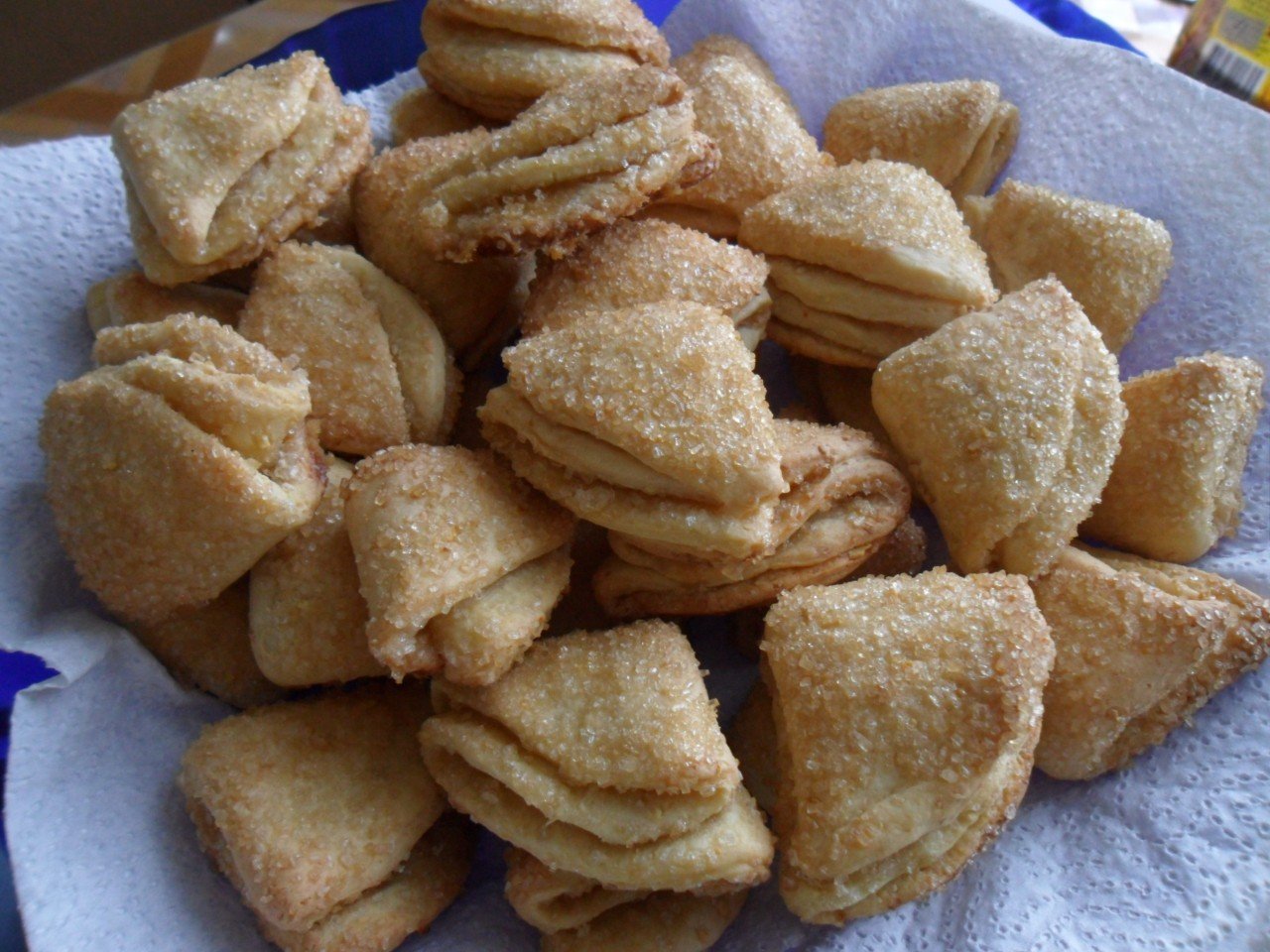 Печенье домашнее с сахаром треугольники. Слоеное творожное печенье. Печенье треугольники. Творожное печенье треугольники. Творожное печенье конвертики.