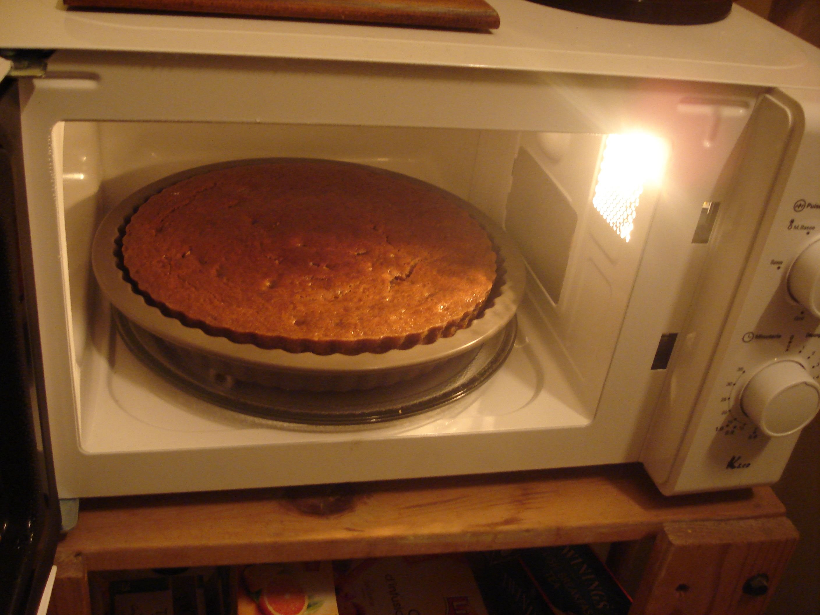Разморозить дрожжевое тесто в микроволновке. Микро торт. Торт в микроволновке. Микроволновка для выпечки тартов. Пирог в микроволновке.