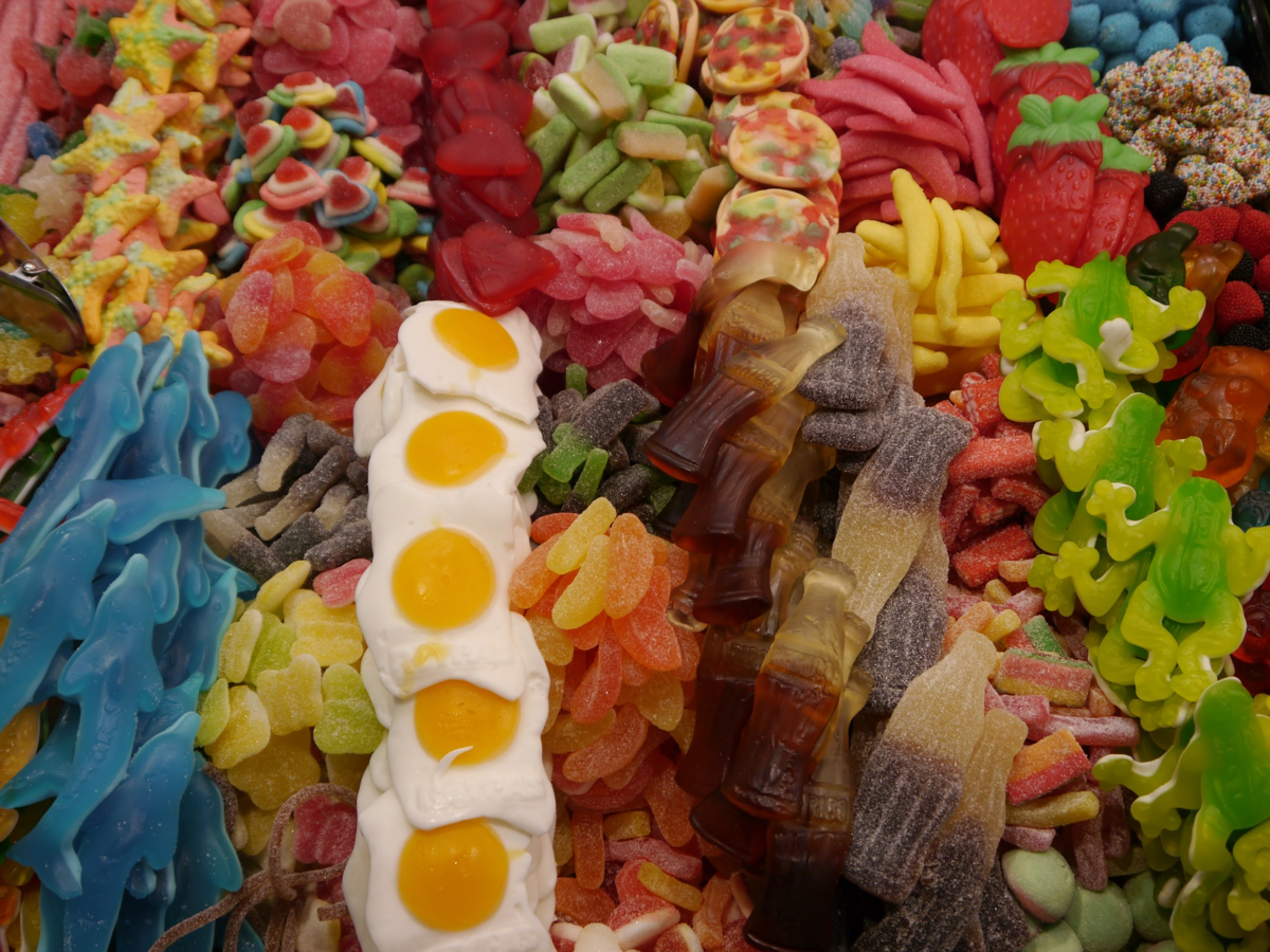 Желейная сладость. Сладости. Конфеты разноцветные. Мармеладные конфеты. Желейные конфеты.