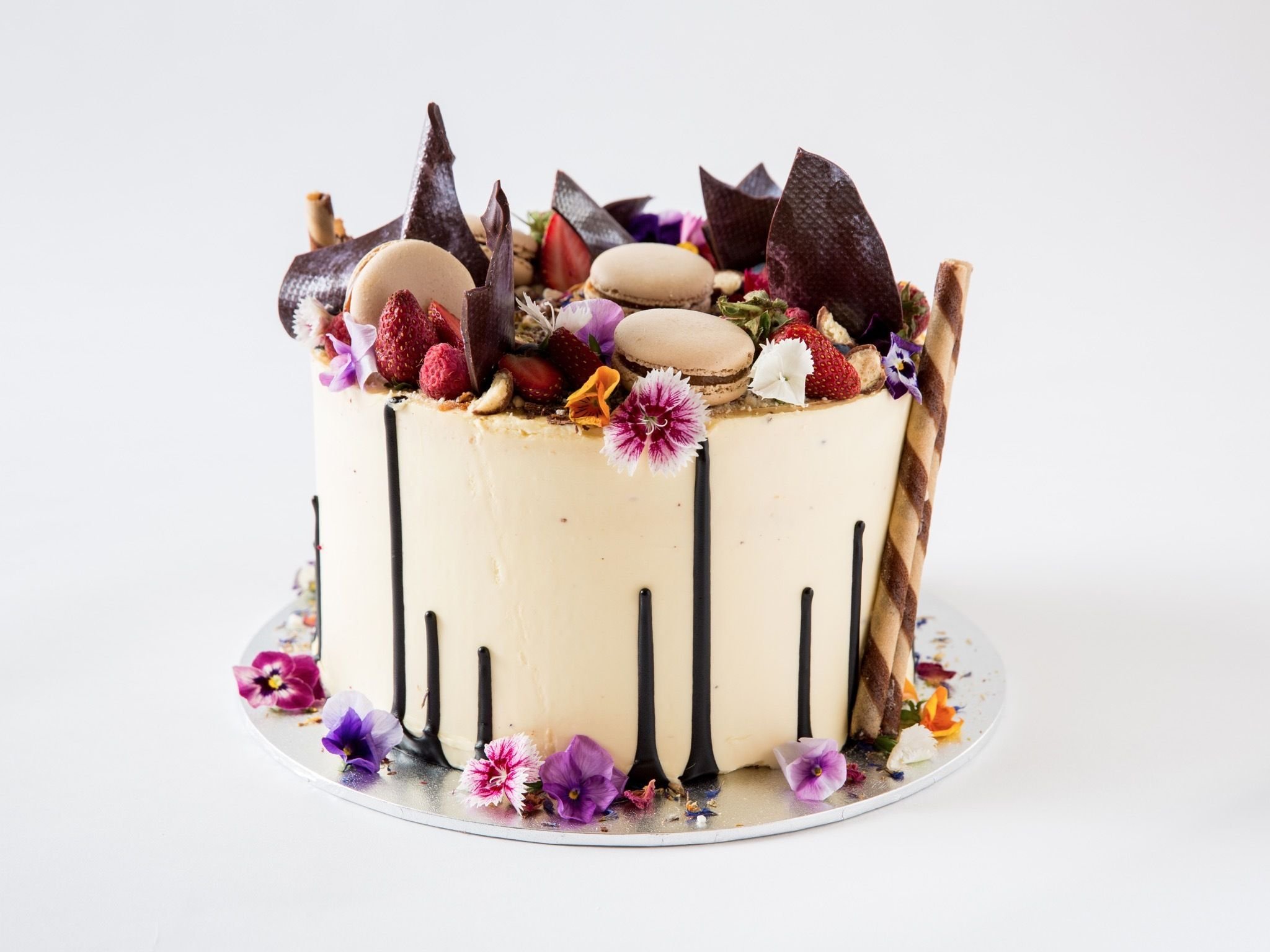 Фото современных тортов. Красивые торты. Необычный декор торта. Современное украшение тортов. Стильный торт.